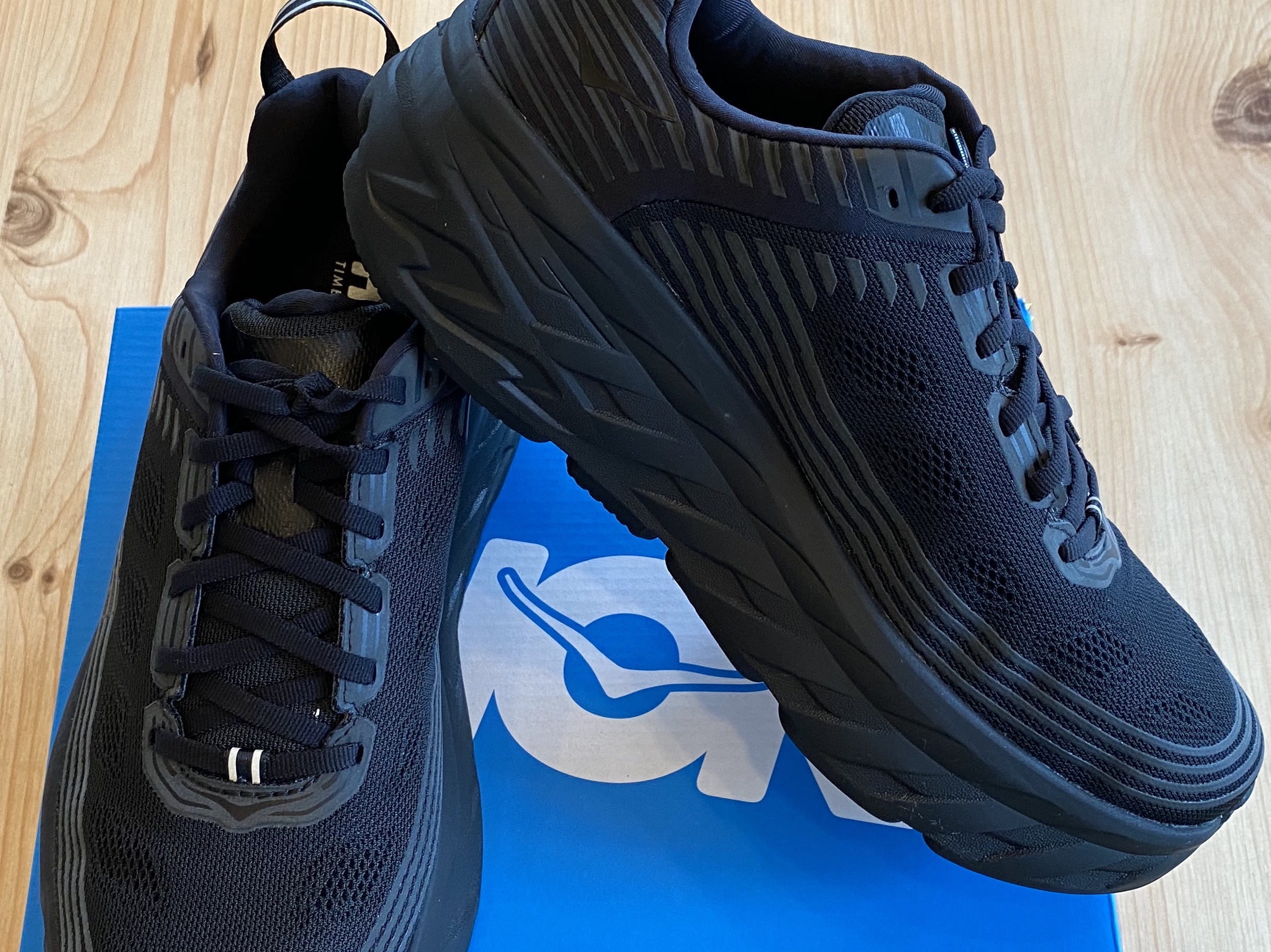 Hoka Bondi 6 Black 착용 스타일 - 2
