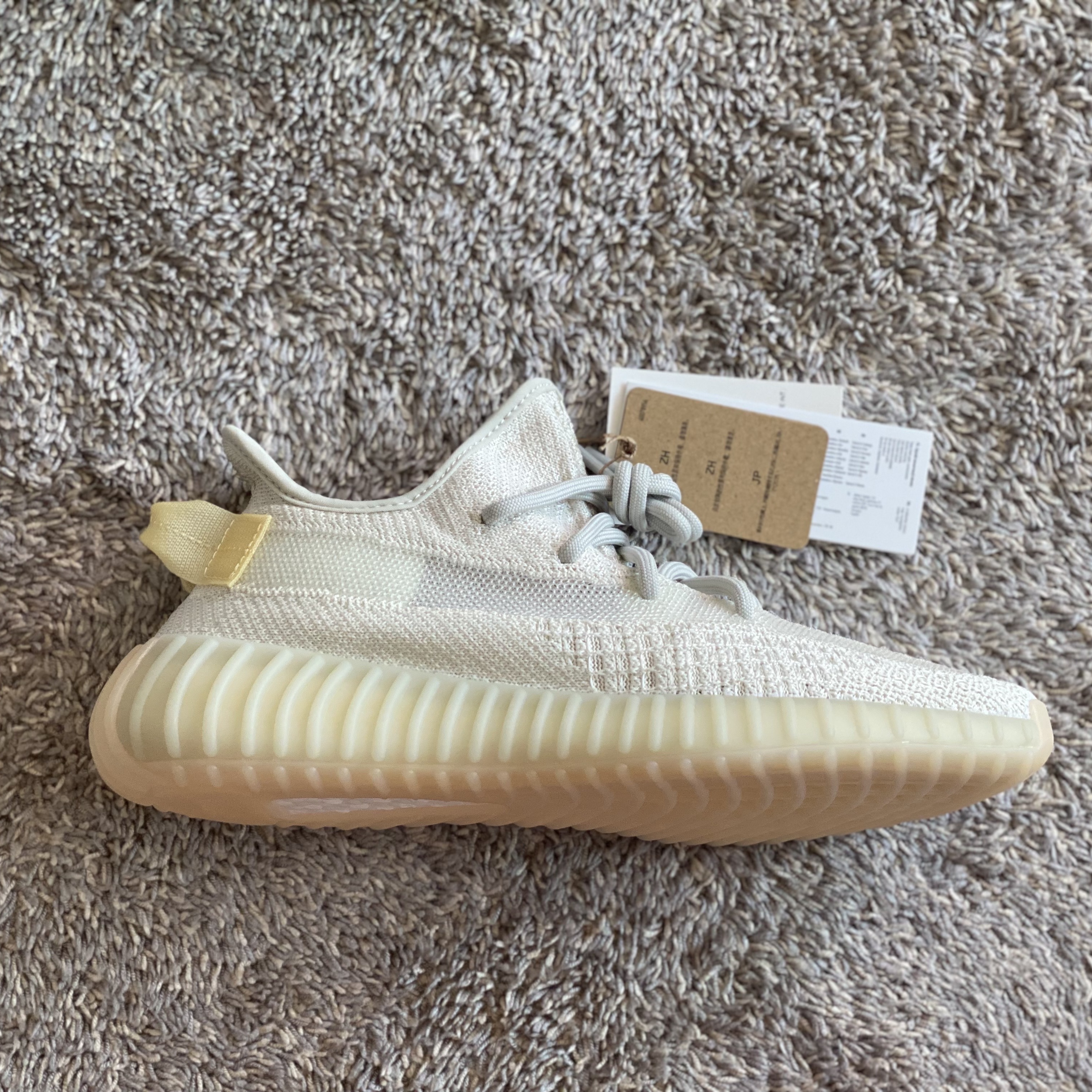Adidas Yeezy Boost 350 V2 Light 착용 스타일 - 1
