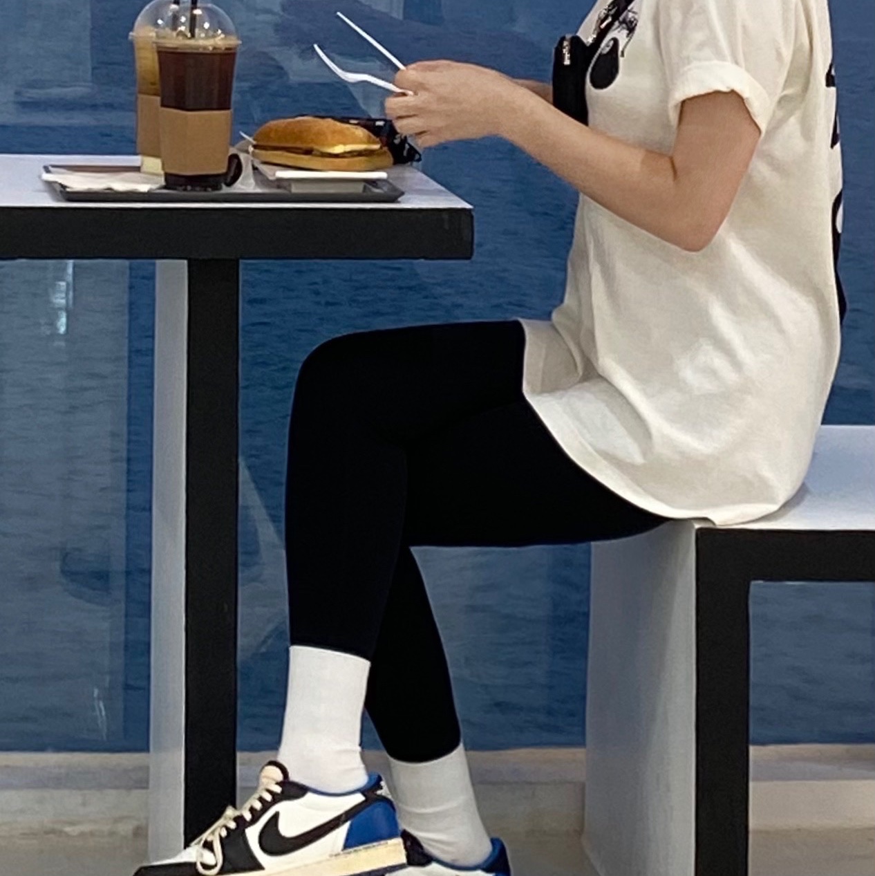Jordan 1 x Travis Scott x Fragment Retro Low OG SP Military Blue, Stussy 8 Ball T-Shirt White - 21SS 착용 스타일