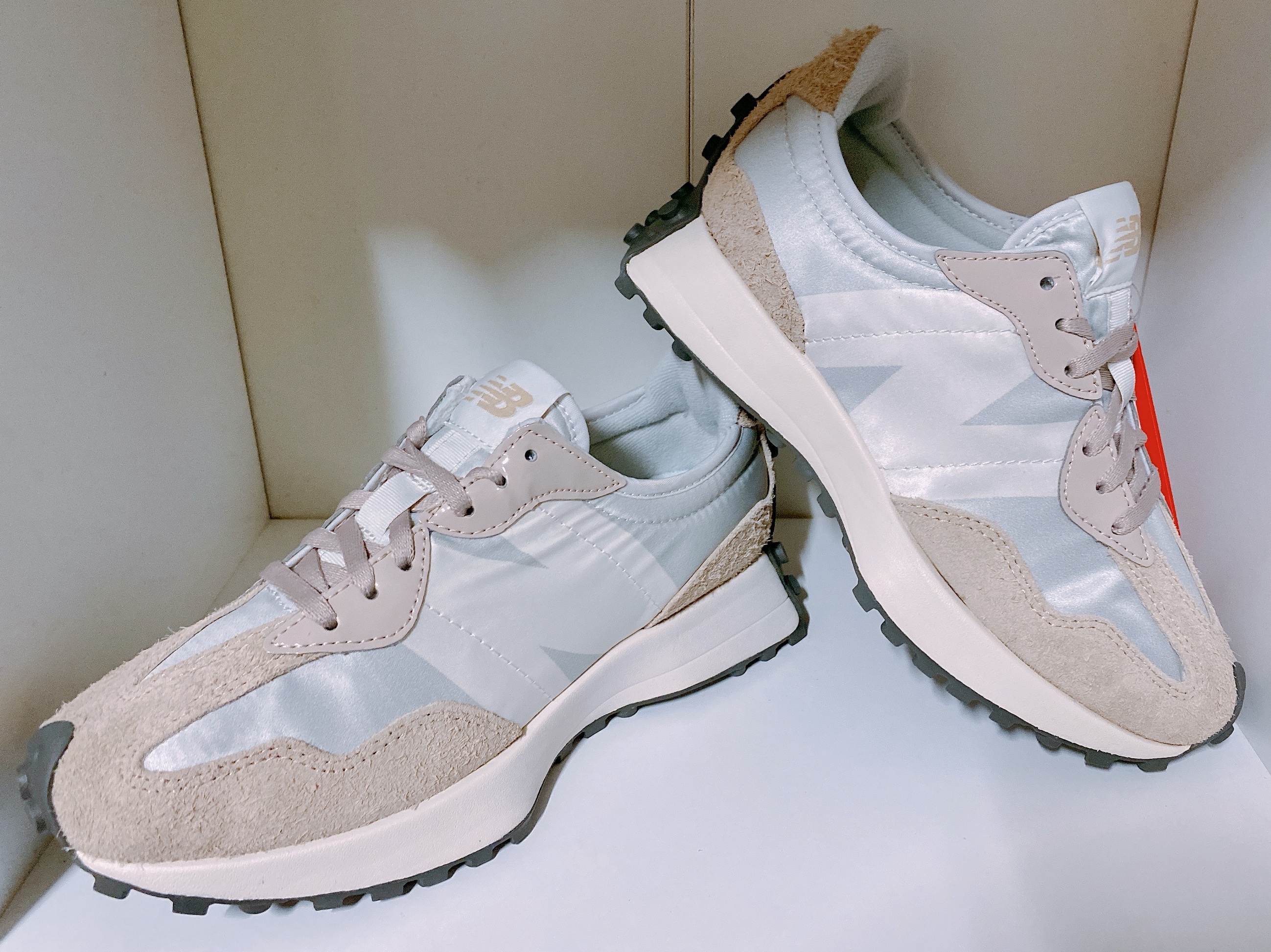 (W) New Balance 327 White Moonbeam 착용 스타일 - 3