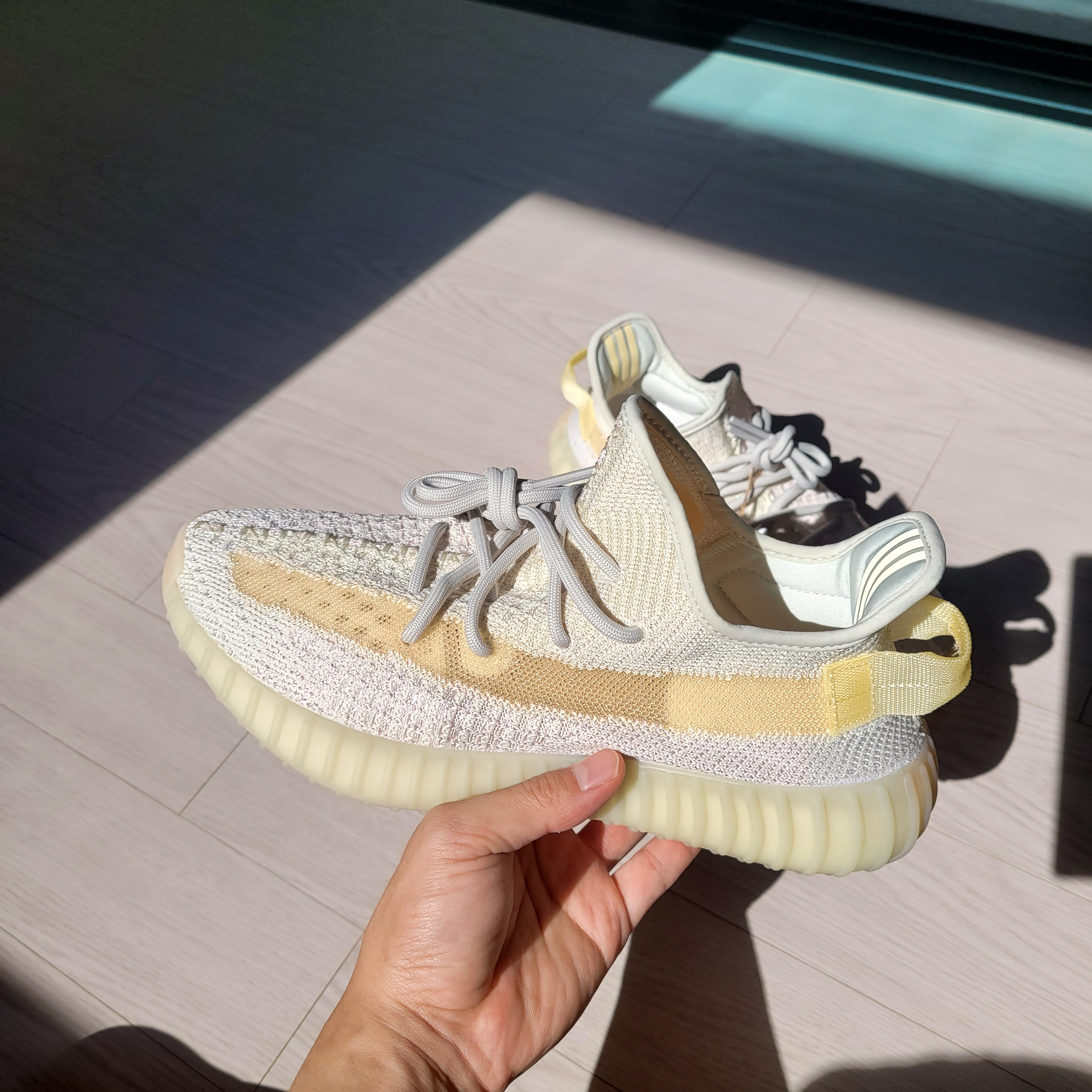 Adidas Yeezy Boost 350 V2 Light 착용 스타일 - 2