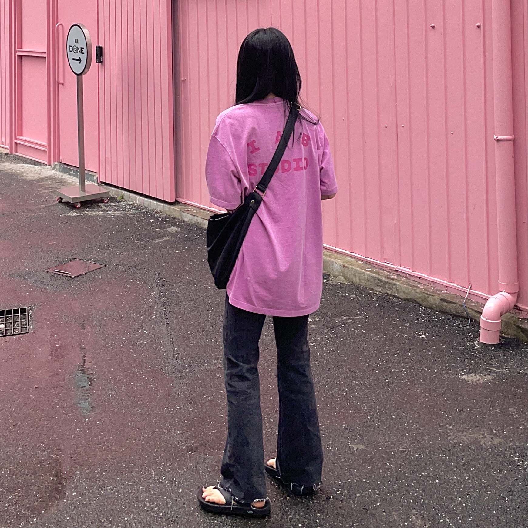 Oofos OOriginal Black, IAB Studio Pigment T-Shirt Magenta 착용 스타일