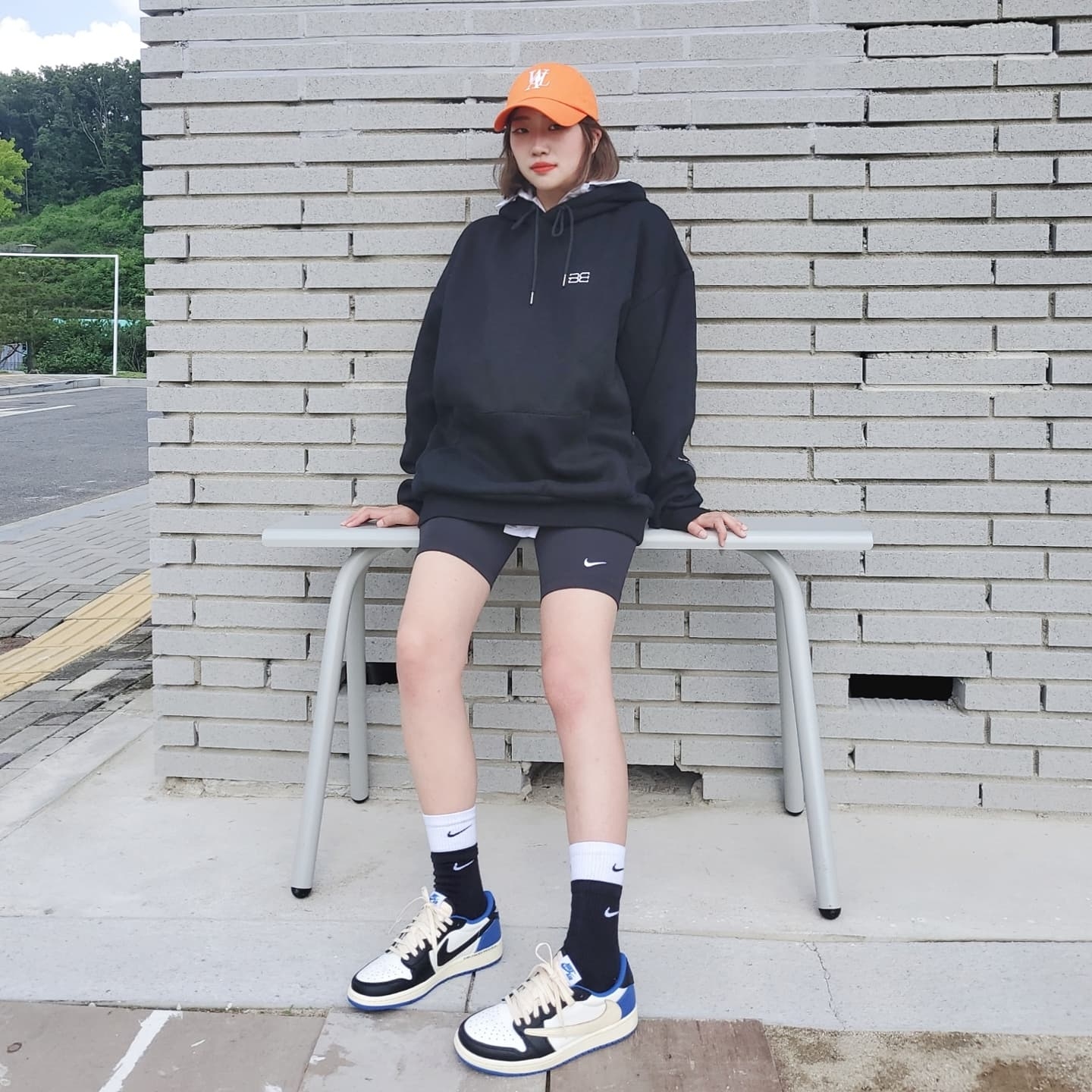 Jordan 1 x Travis Scott x Fragment Retro Low OG SP Military Blue, Nike Everyday Plus Cushioned Training Crew Socks Black White (Korean Ver.) 착용 스타일