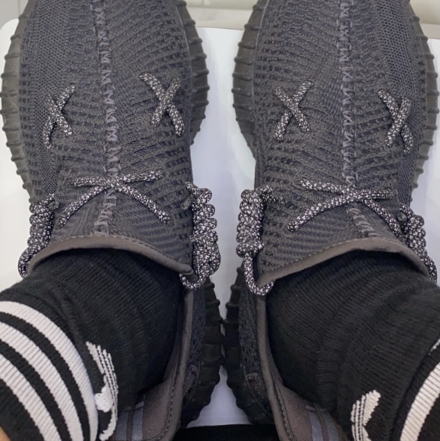 Adidas Yeezy Boost 350 V2 Black - Non-Reflective 착용 스타일 - 2
