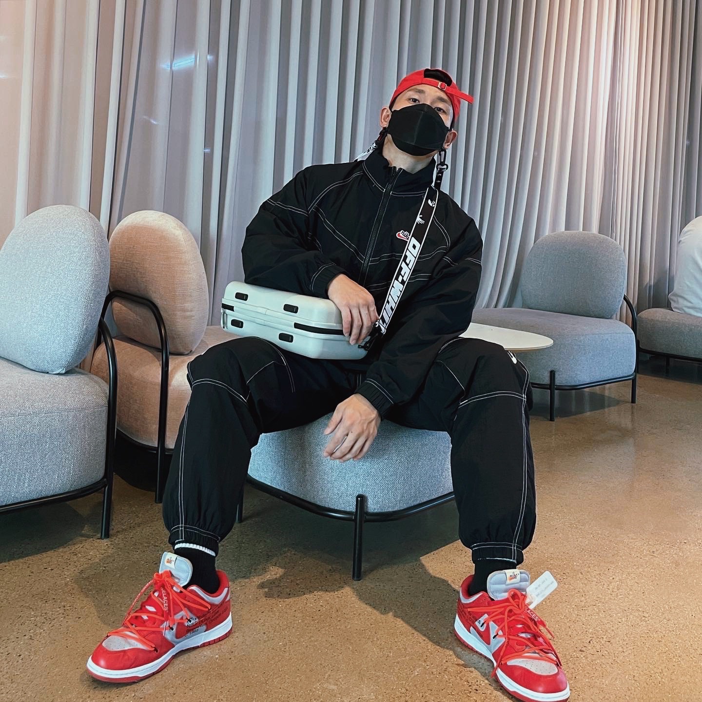 Nike x Off-White Dunk Low University Red 착용 스타일 - 2