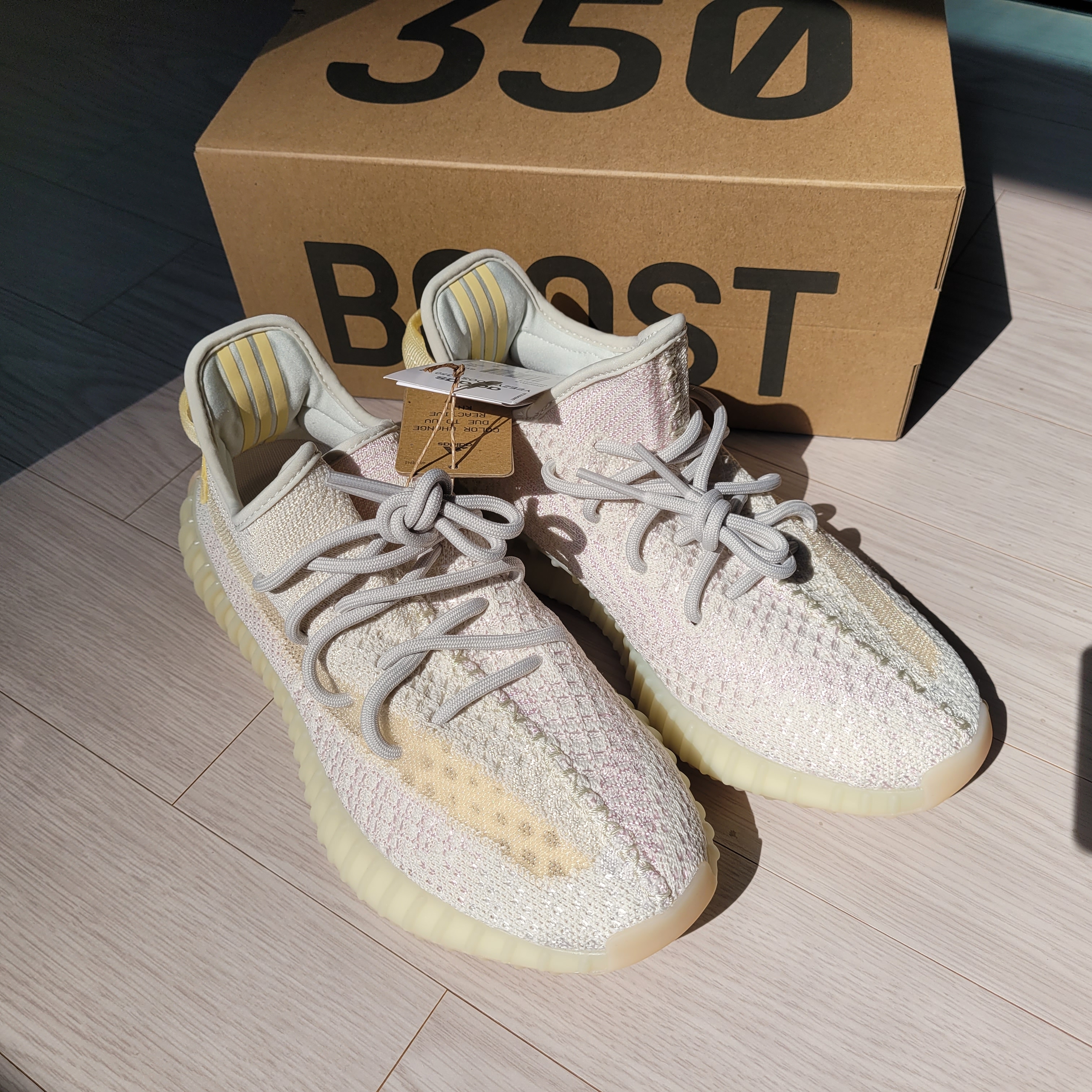 Adidas Yeezy Boost 350 V2 Light 착용 스타일 - 1
