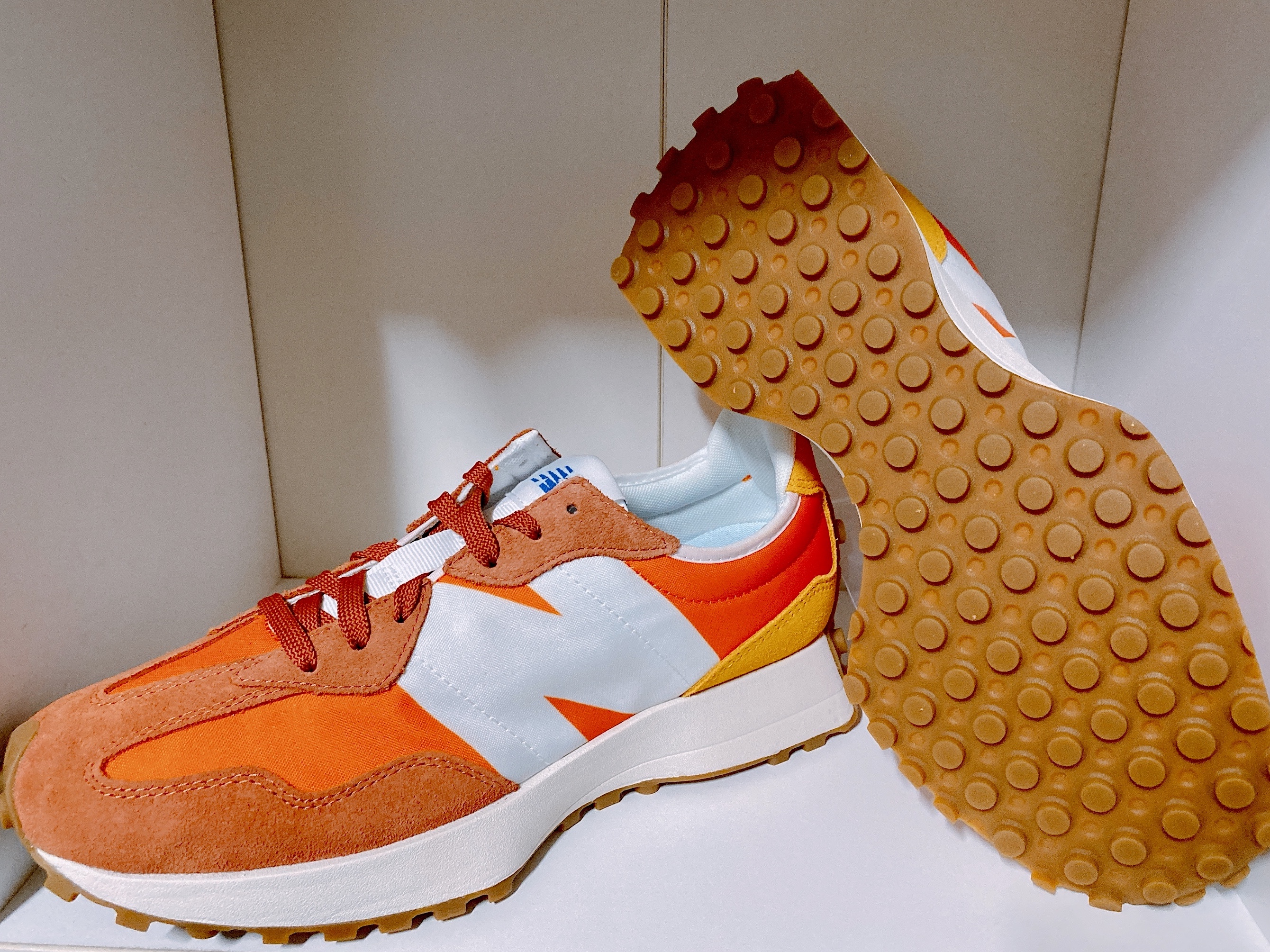 New Balance 327 Orange 착용 스타일 - 3