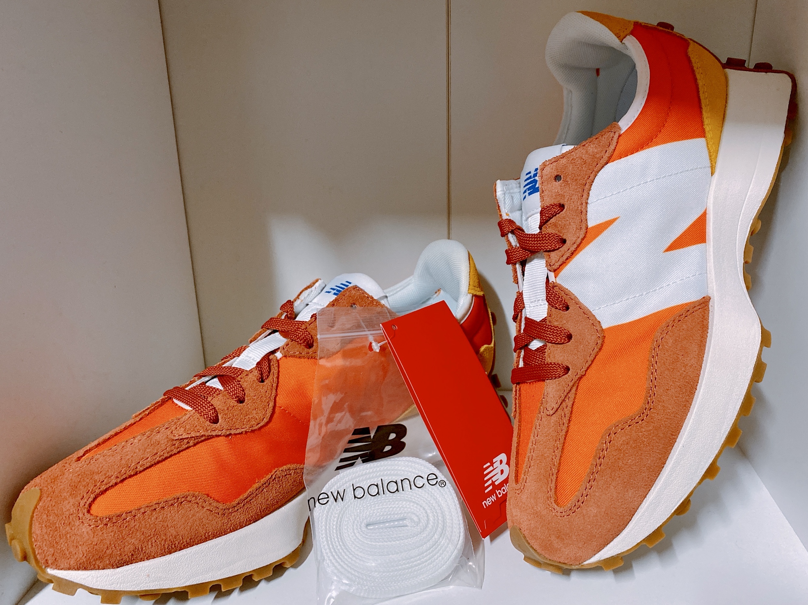 New Balance 327 Orange 착용 스타일 - 1