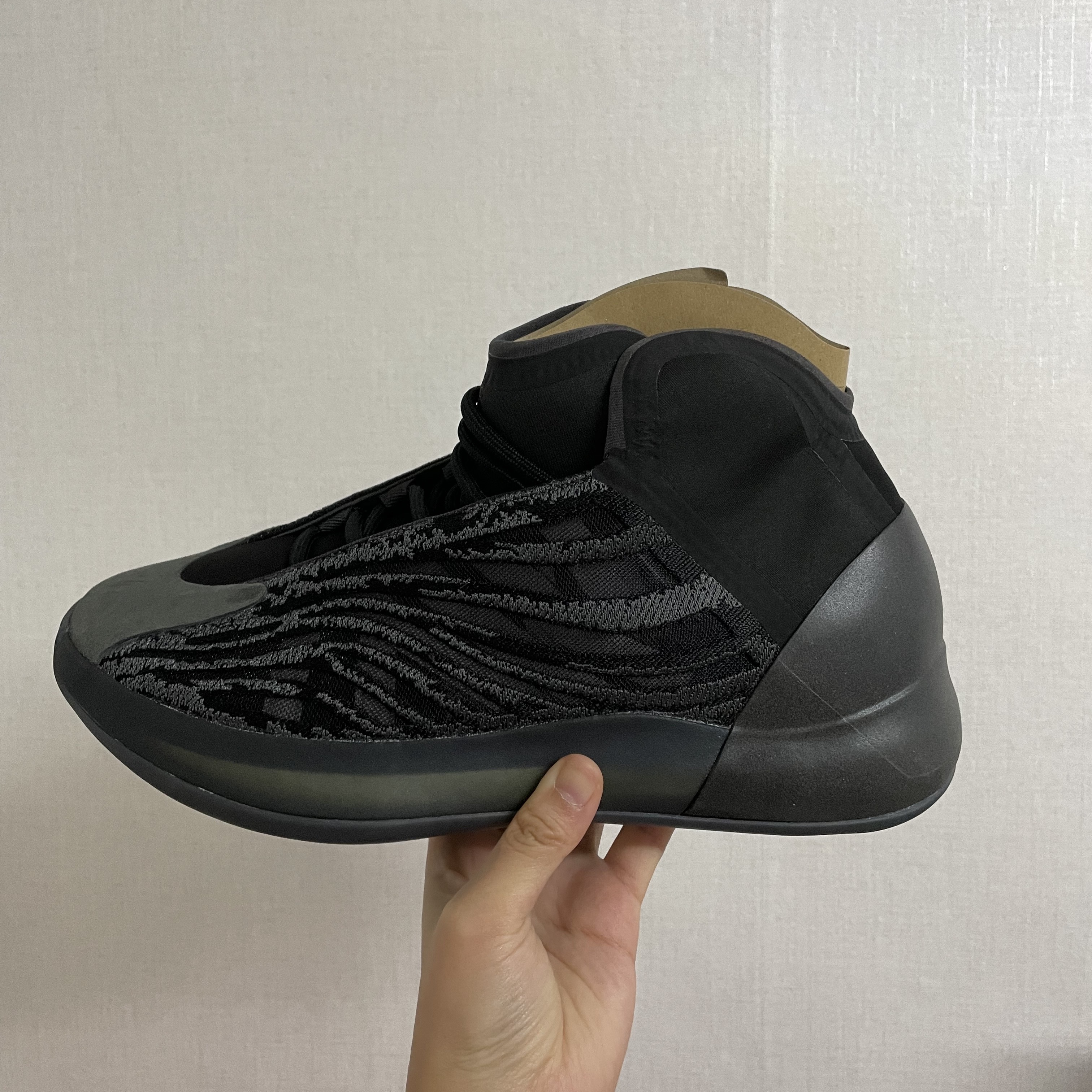 Adidas Yeezy QNTM Onyx 착용 스타일