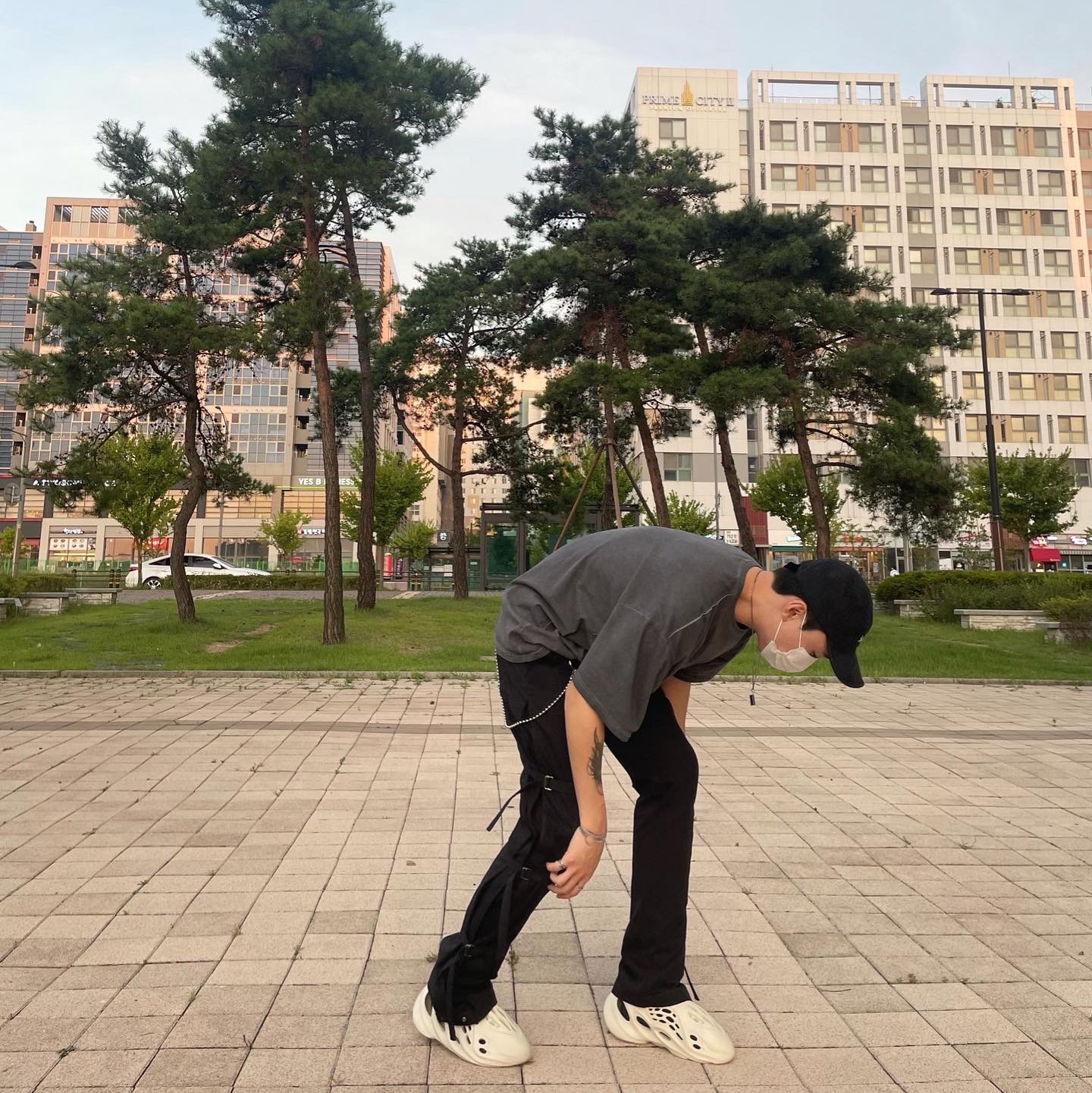 Adidas Yeezy Foam RNNR Ararat 착용 스타일 - 2