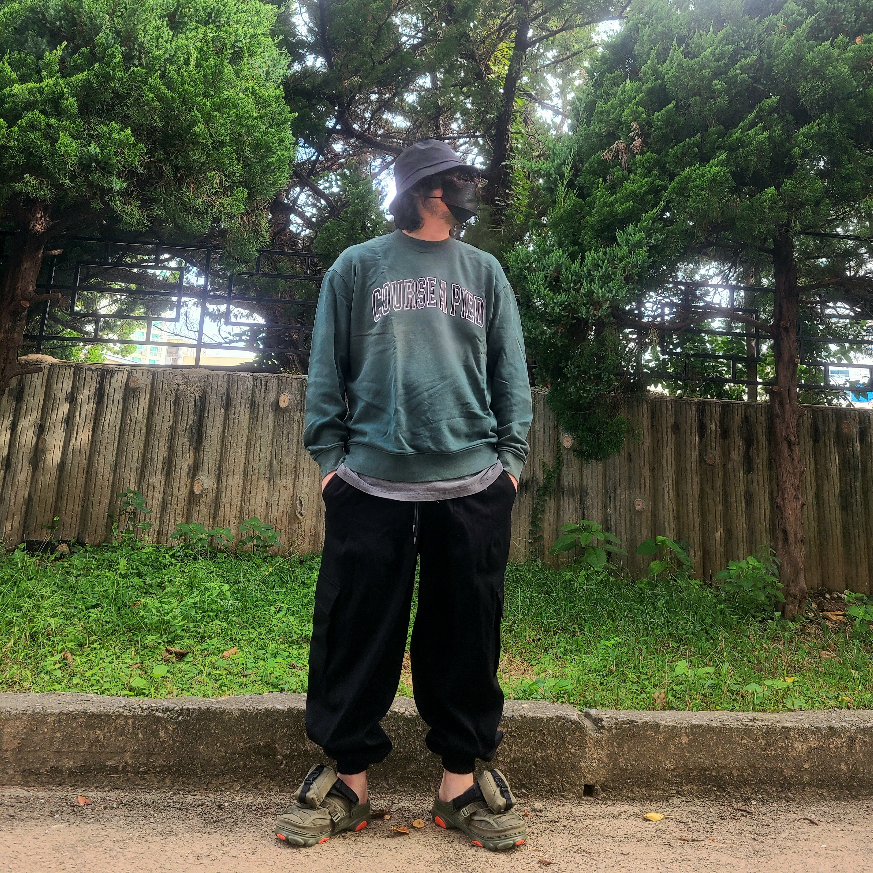Crocs x Beams Classic All Terrain MA-1 Jacket Clog Olive 착용 스타일 - 2