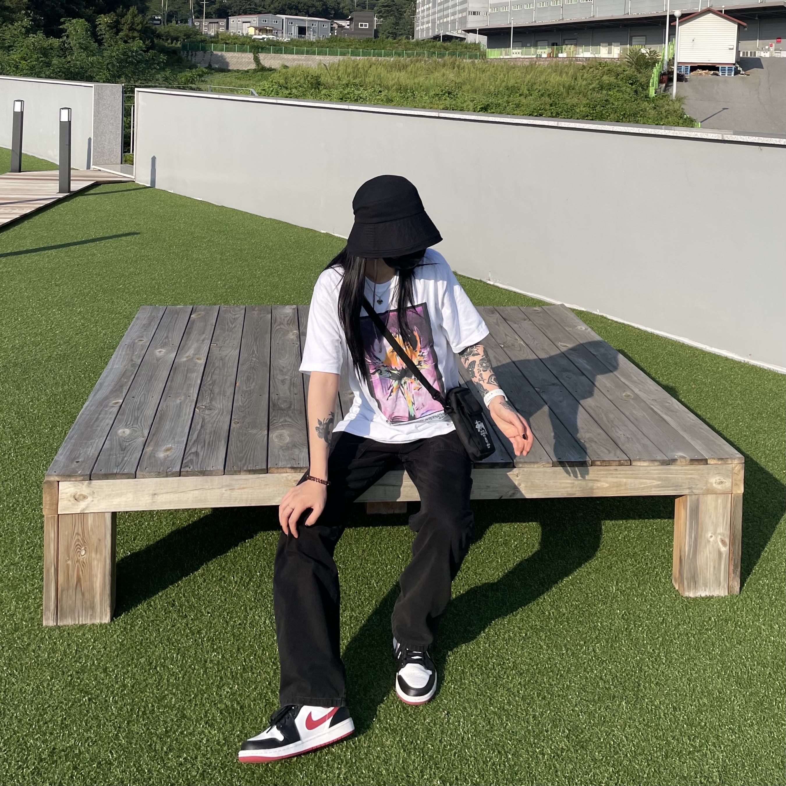 Stussy Young Organics T-Shirt White, Jordan 1 Mid Gym Red Black White 착용 스타일 - 1