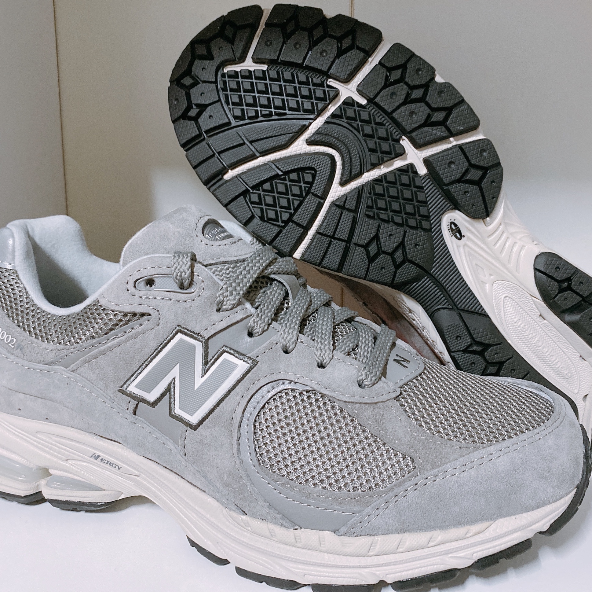 New Balance 2002R Grey 착용 스타일 - 4