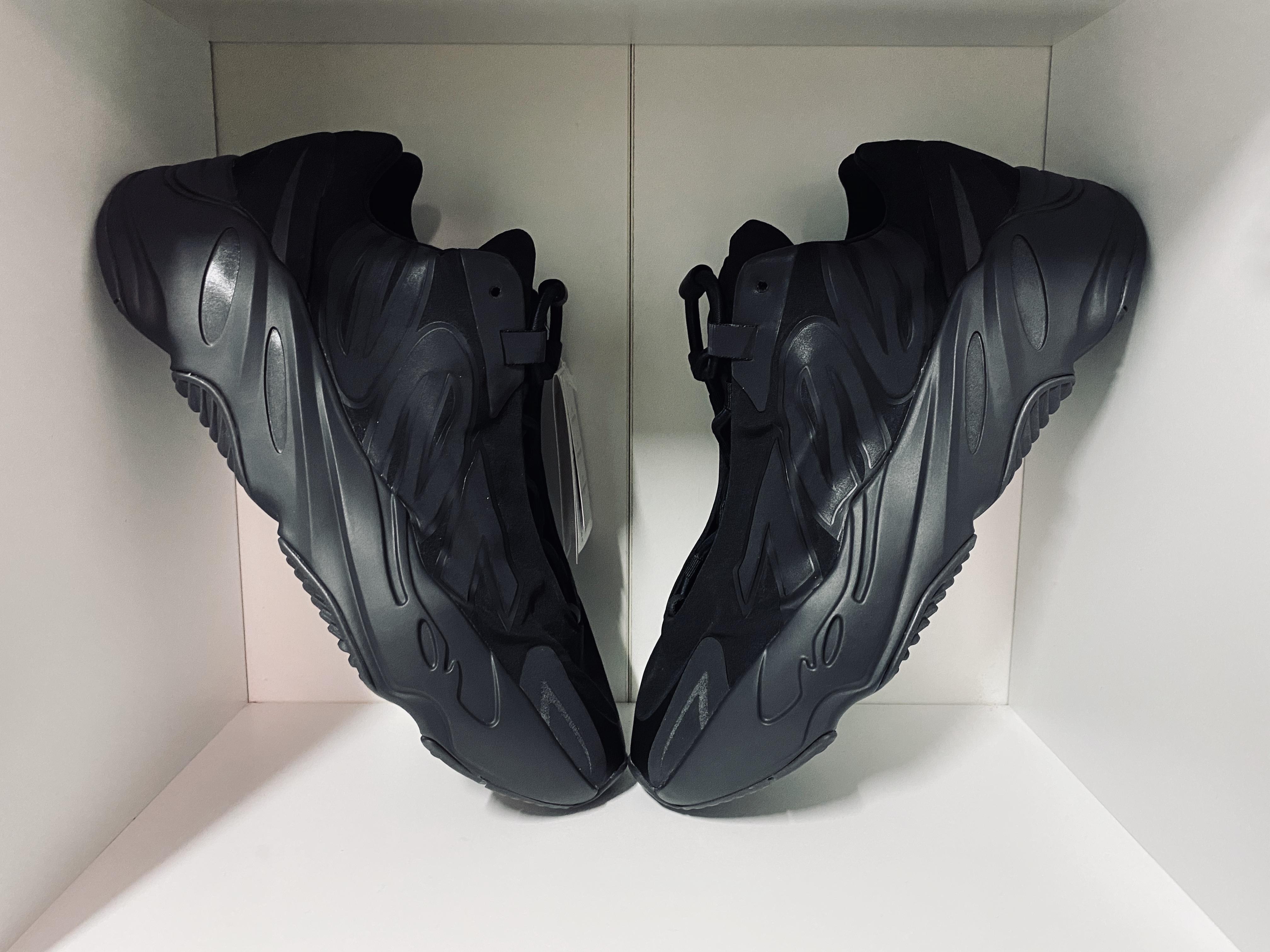 Adidas Yeezy Boost 700 MNVN Triple Black 착용 스타일 - 4