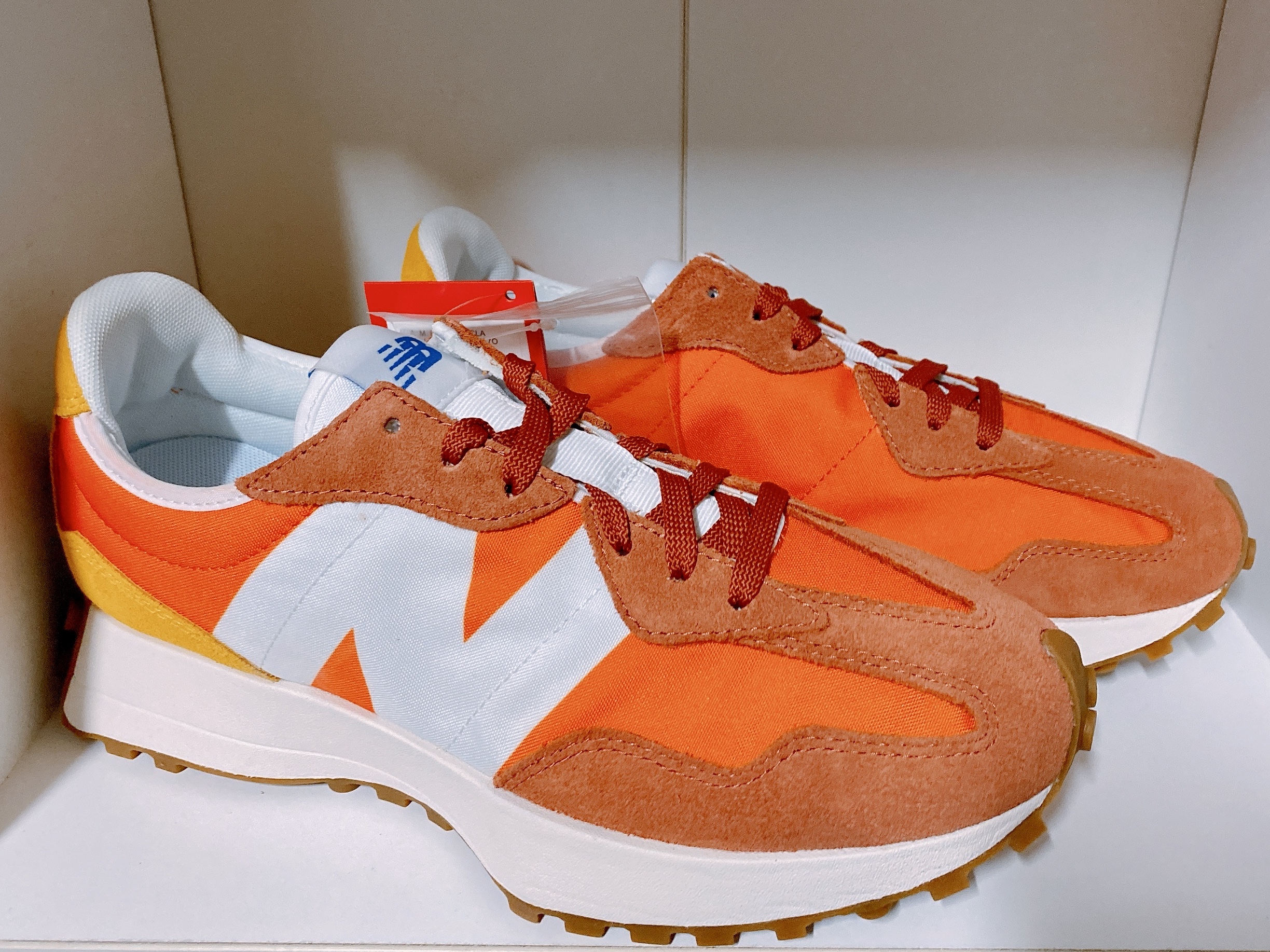 New Balance 327 Orange 착용 스타일 - 2