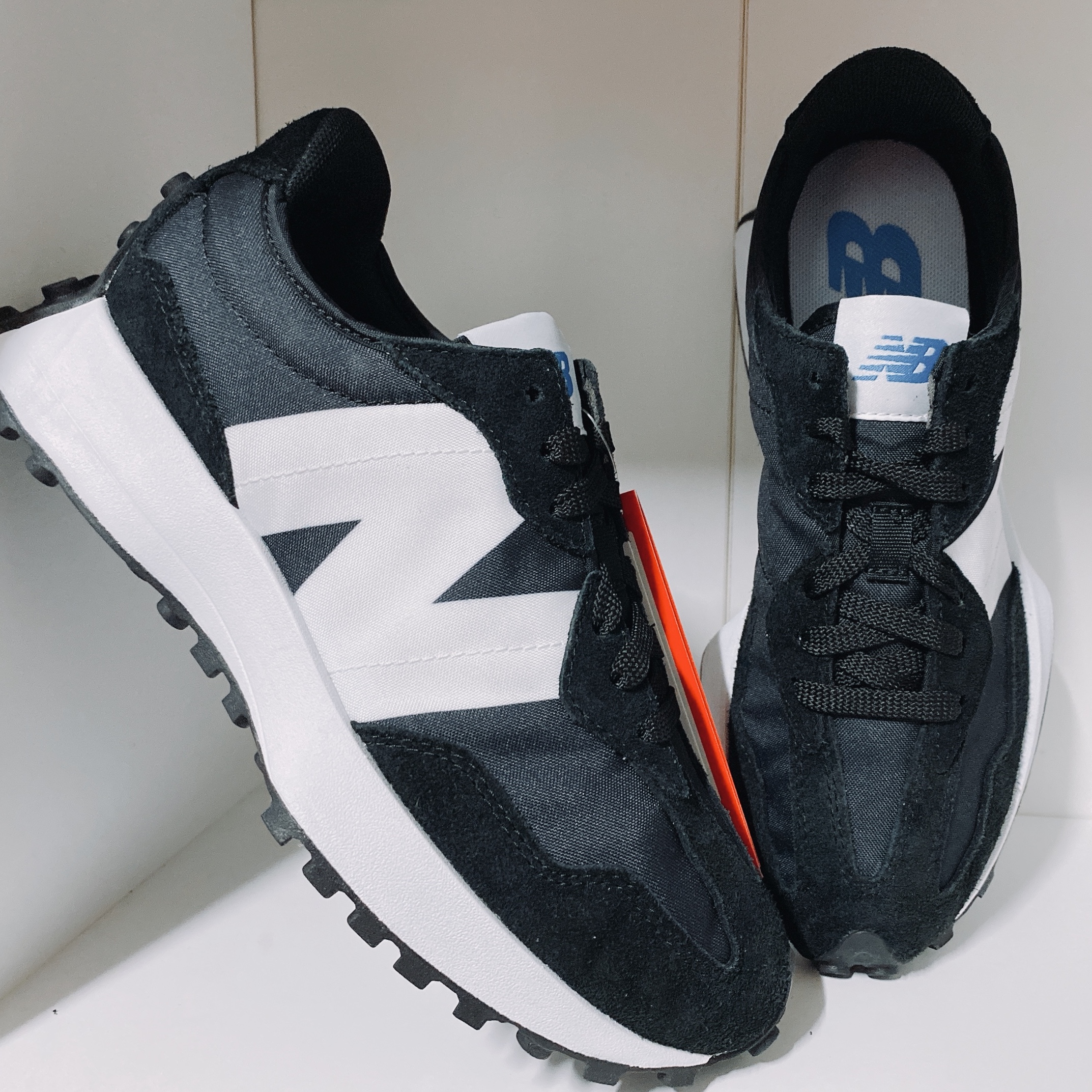 New Balance 327 Black 착용 스타일 - 3