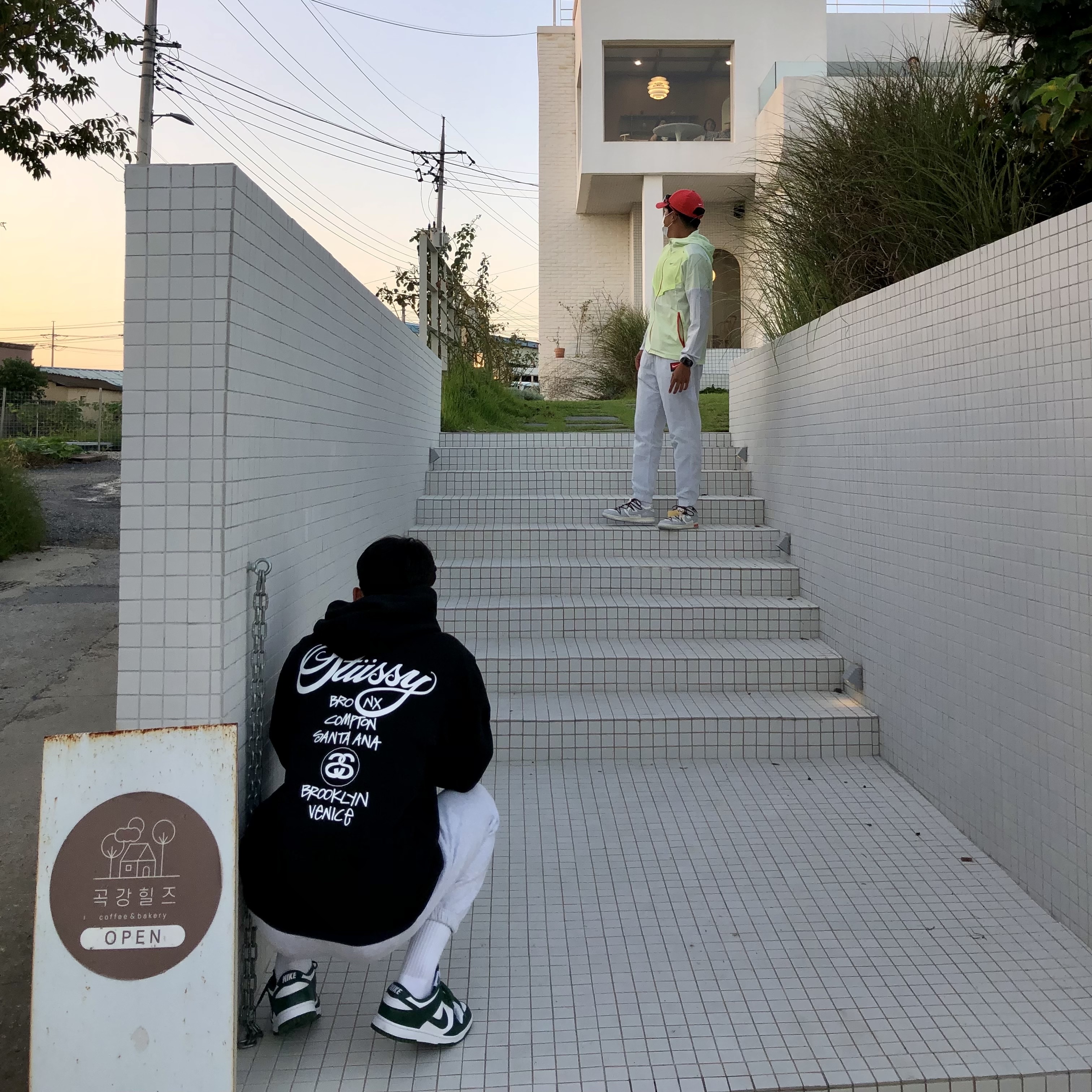 Stussy World Tour Hoodie Black 2021 착용 스타일