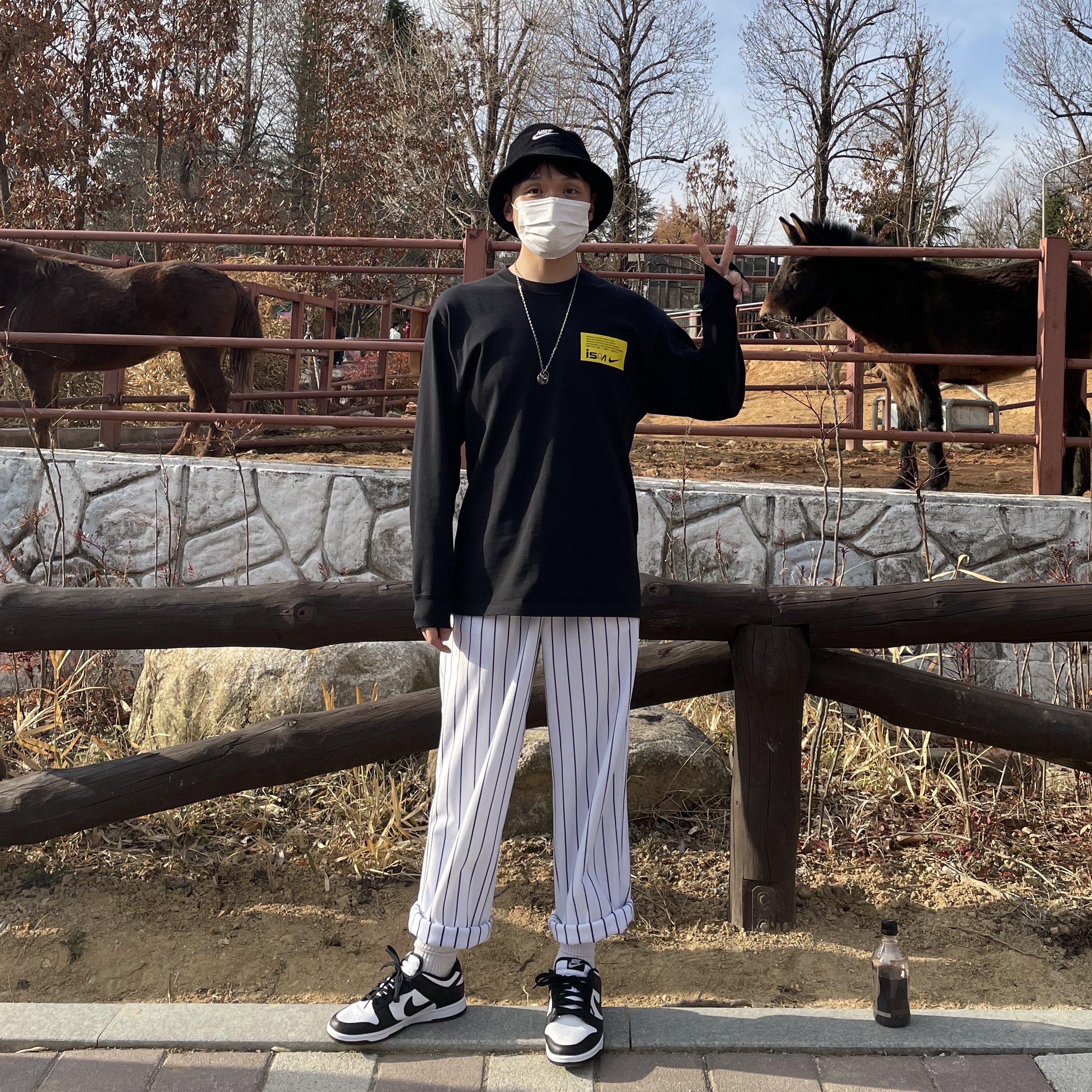 (W) Jordan 4 x Off-White Retro SP Sail, Nike M NRG Track Pants Light Smoke Grey 착용 스타일 - 3