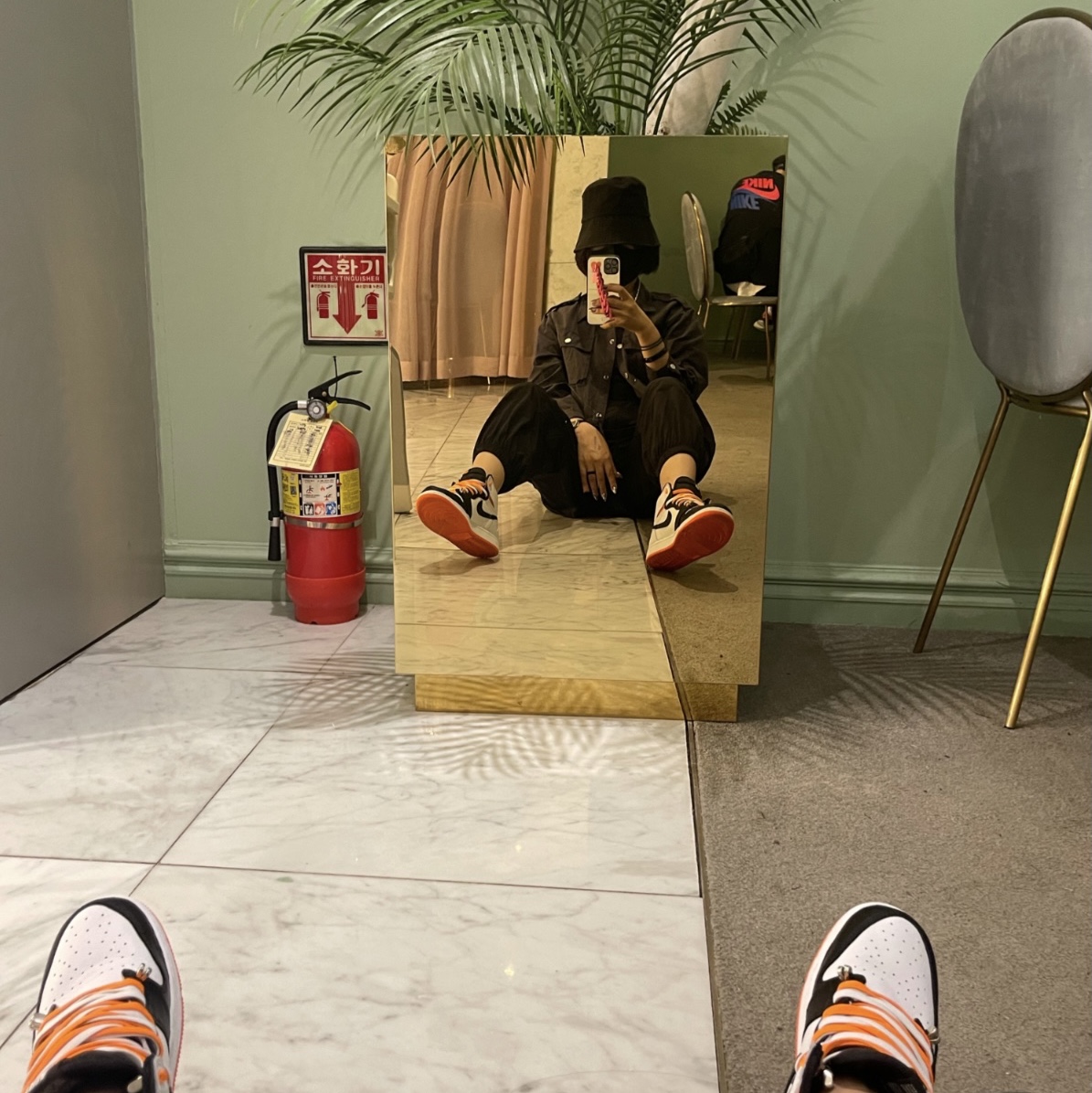 (GS) Jordan 1 Retro High OG Electro Orange, Nike x Sacai VaporWaffle Dark Iris 착용 스타일 - 1