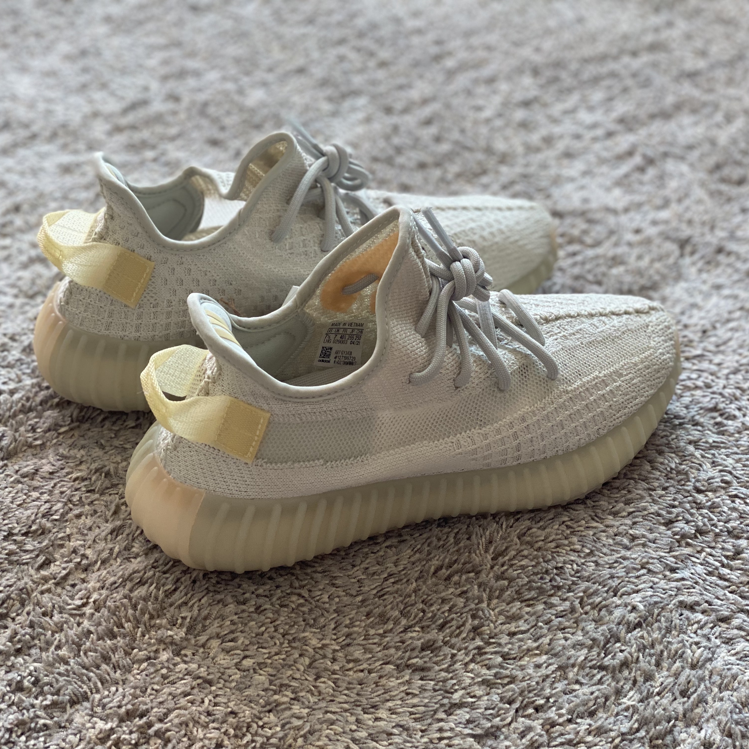 Adidas Yeezy Boost 350 V2 Light 착용 스타일 - 2