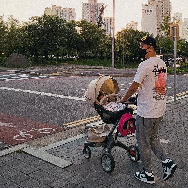 Stussy Reflection T-Shirt White, Nike Dunk High SP Spartan Green 착용 스타일