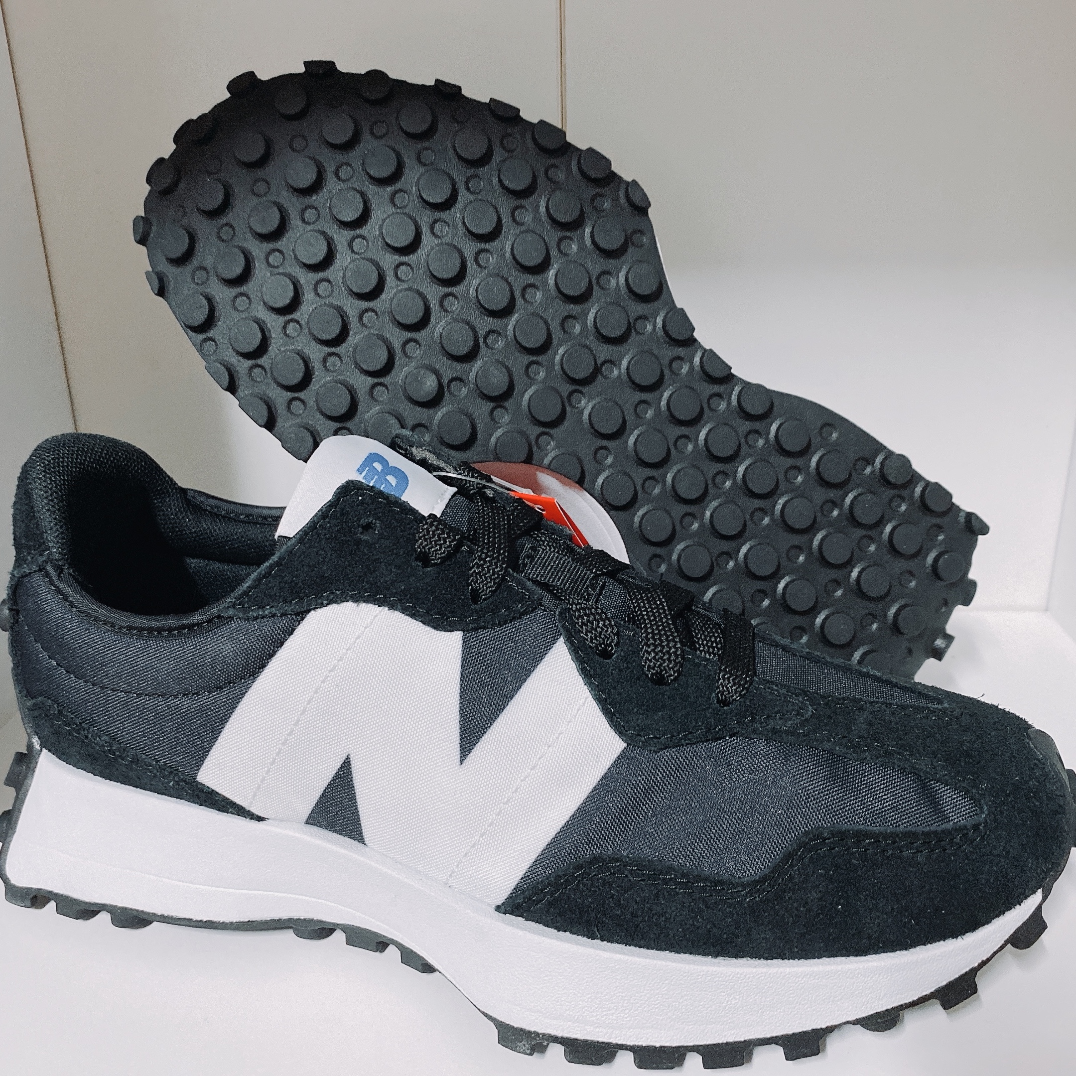 New Balance 327 Black 착용 스타일 - 2
