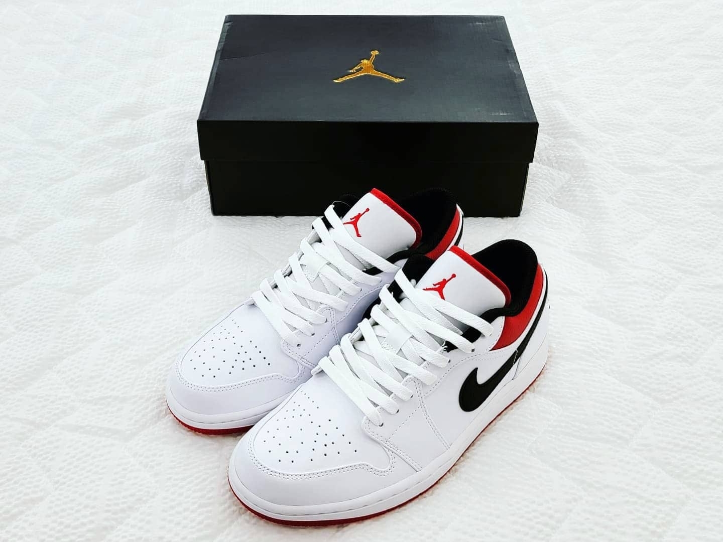 Jordan 1 Low White Red Black 착용 스타일 - 1