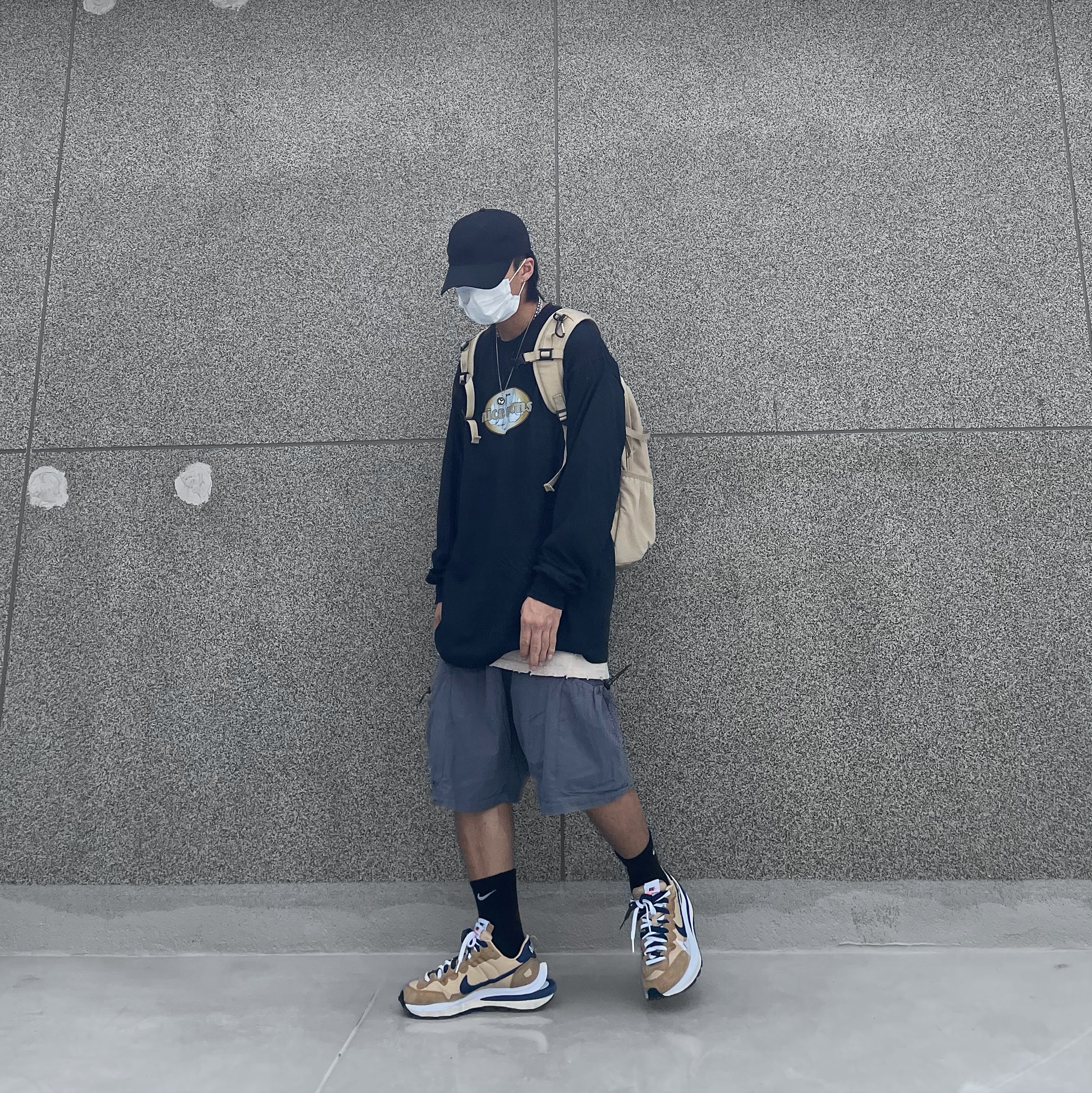 Nike x Sacai VaporWaffle Sesame and Blue Void 착용 스타일