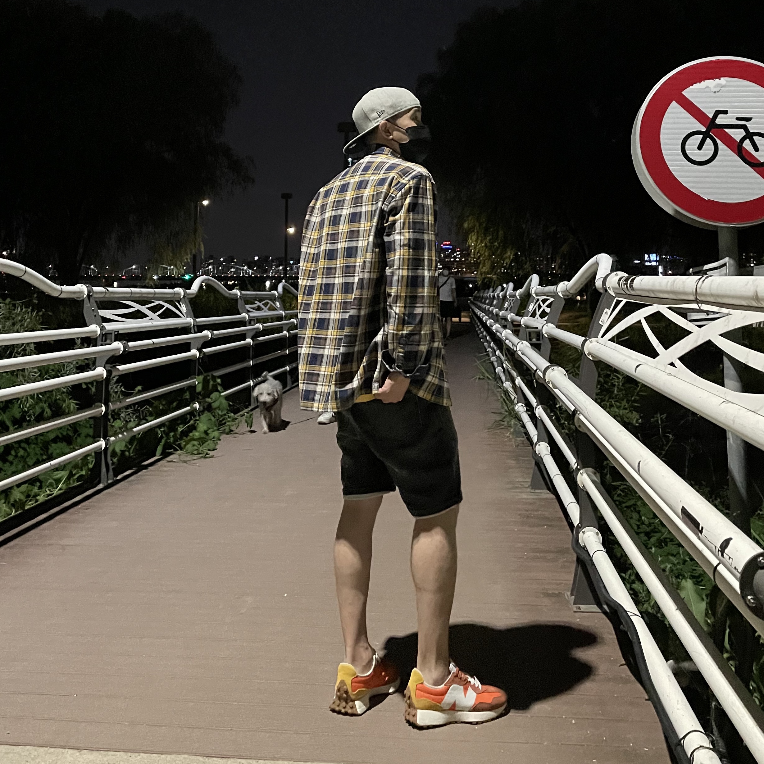 New Balance 327 Orange 착용 스타일 - 2