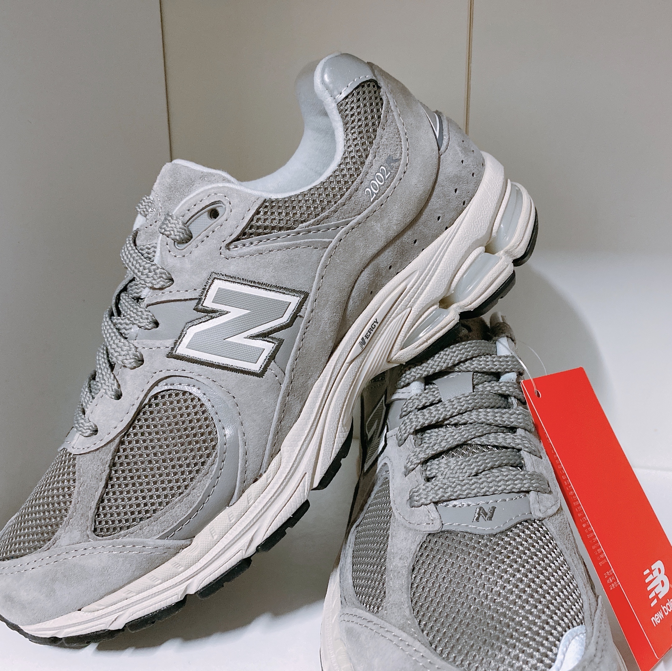 New Balance 2002R Grey 착용 스타일 - 2
