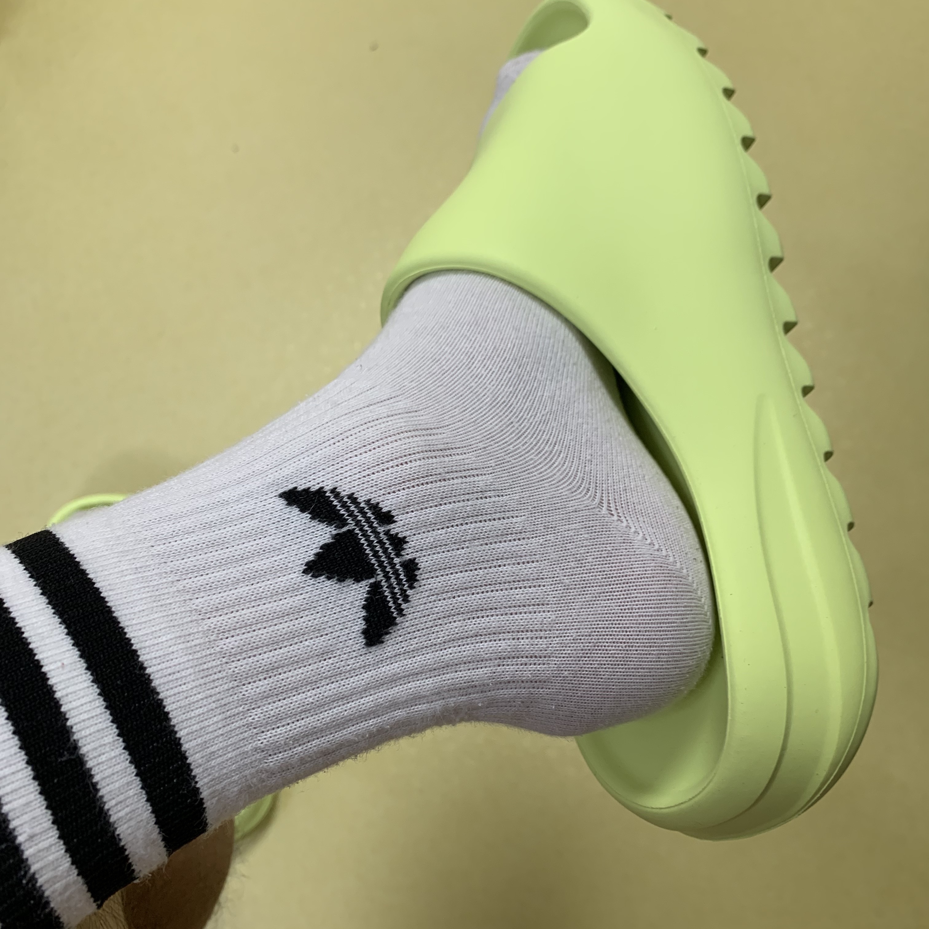Adidas Yeezy Slide Glow Green 착용 스타일