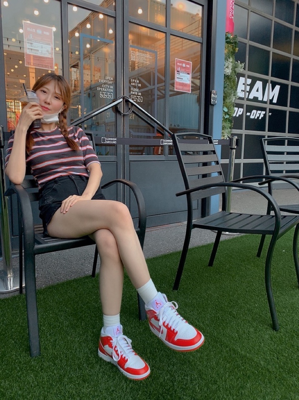 (W) Jordan 1 Mid Habanero Red 착용 스타일 - 2