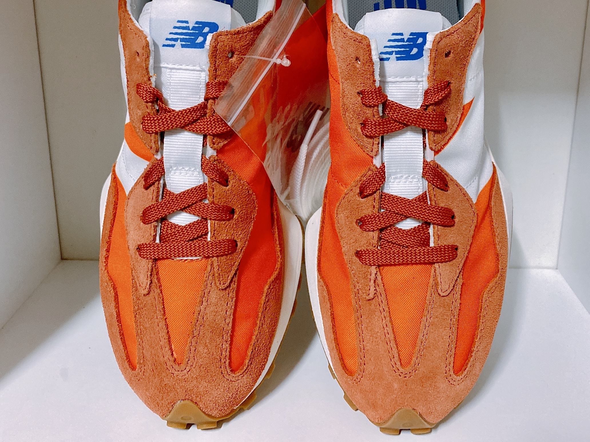 New Balance 327 Orange 착용 스타일 - 4