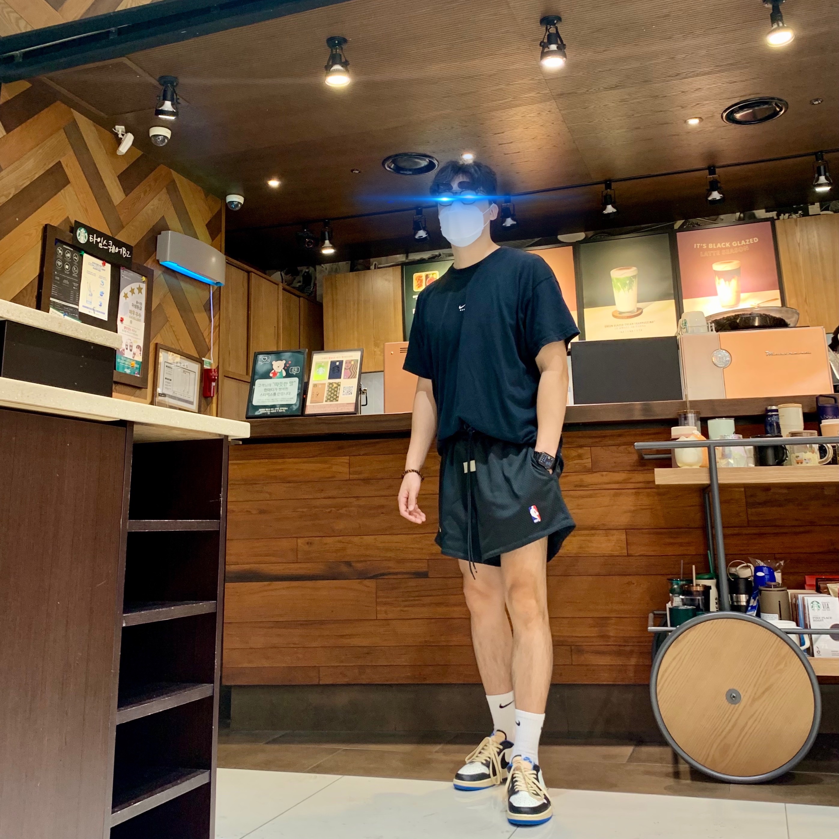 Jordan 1 x Travis Scott x Fragment Retro Low OG SP Military Blue, Nike x Matthew M Williams NRG SE S/S T-Shirt Black 착용 스타일 - 2
