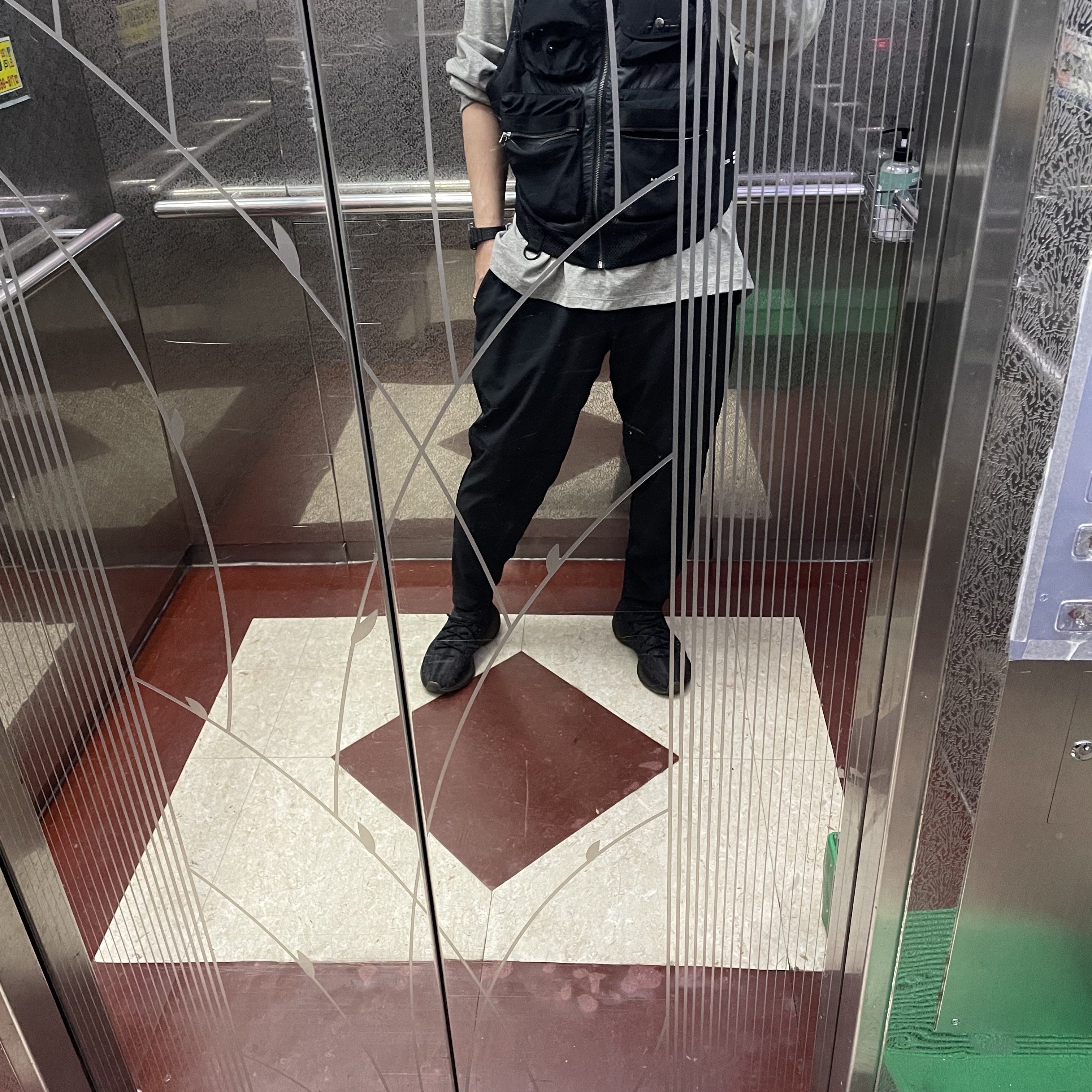 Adidas Yeezy Boost 380 Onyx - Reflective 착용 스타일 - 1