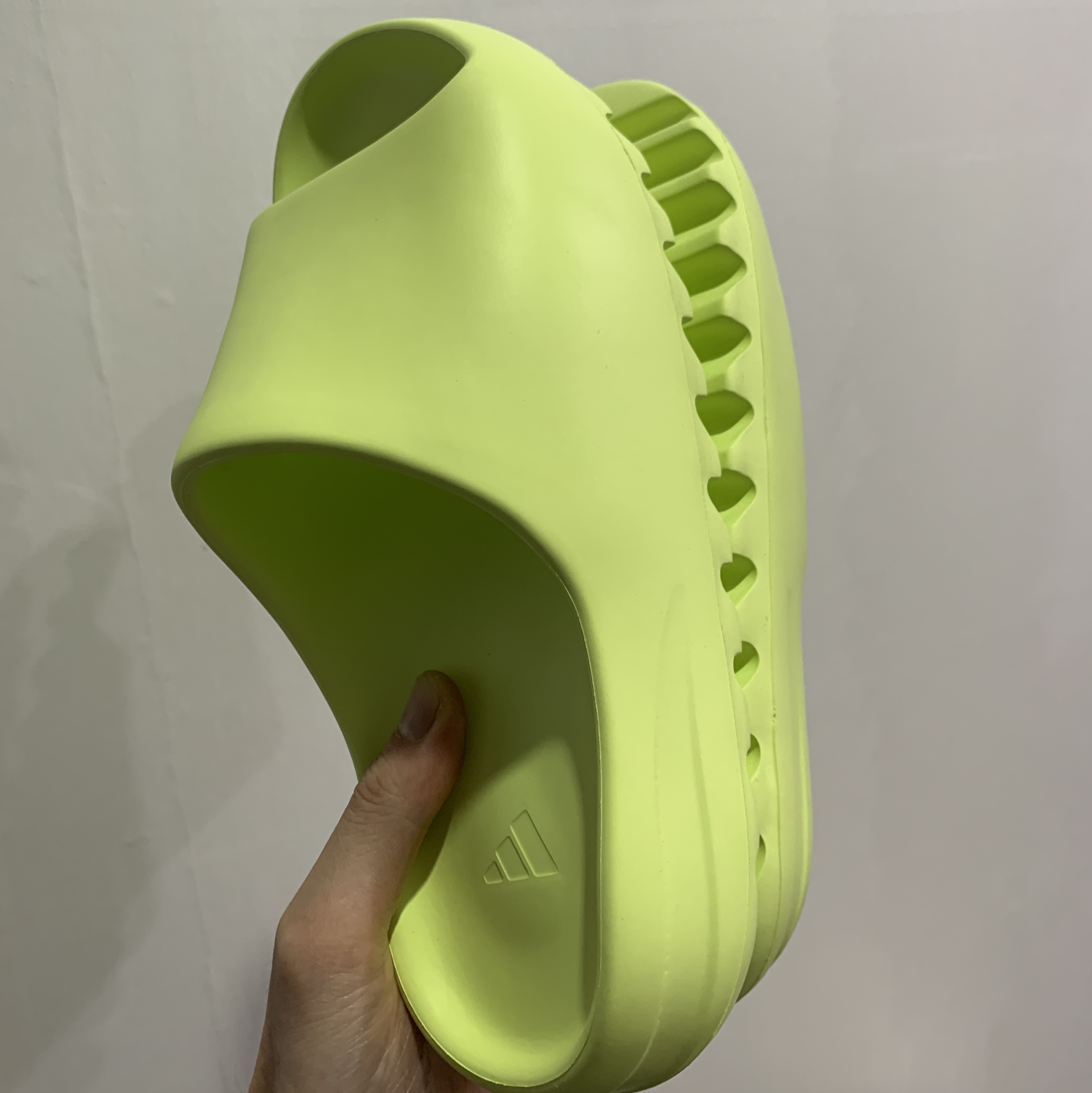 Adidas Yeezy Slide Glow Green 착용 스타일 - 1