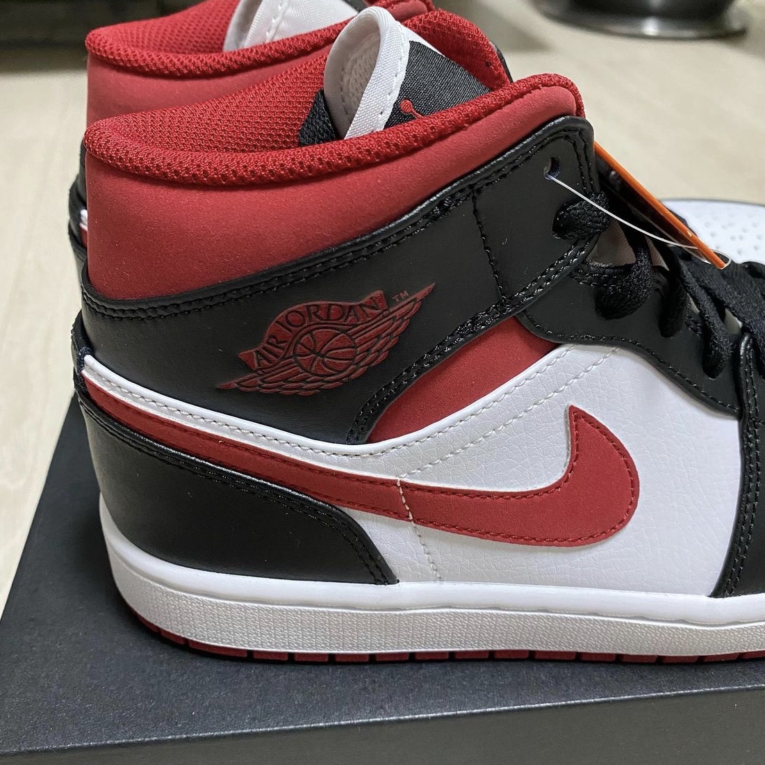Jordan 1 Mid Gym Red Black White 착용 스타일 - 5