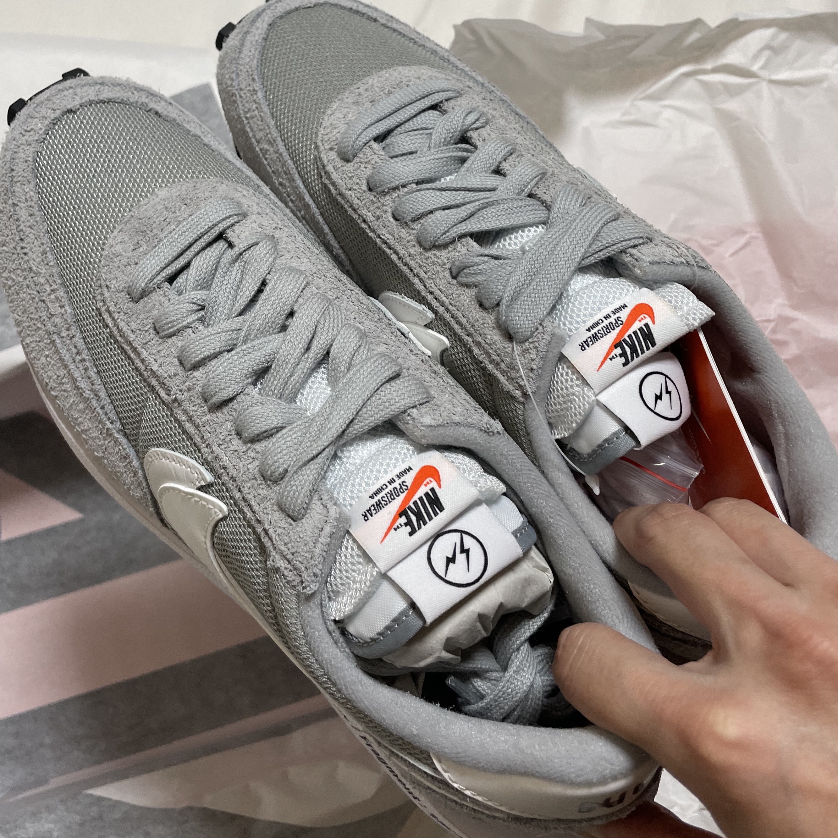 Nike x Sacai x Fragment LDWaffle Light Smoke Grey 착용 스타일 - 3