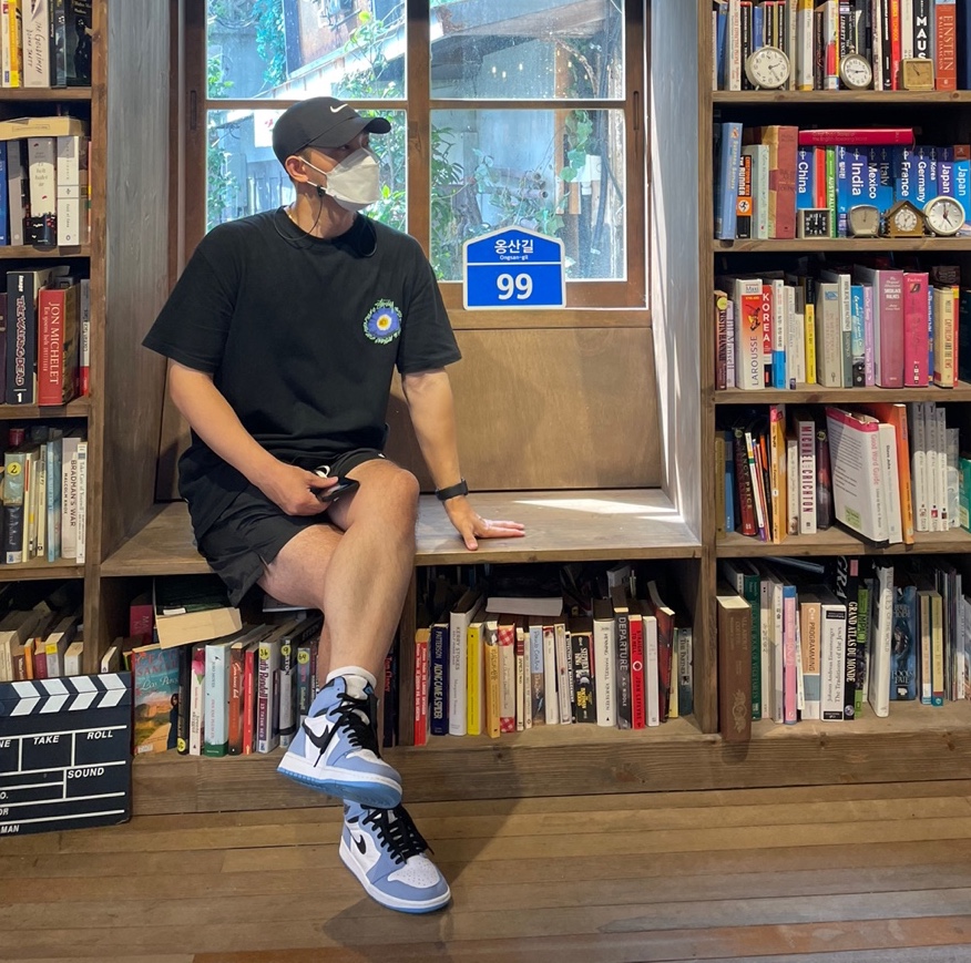 Jordan 1 Retro High OG University Blue, Stussy Cosmos T-Shirt Black 착용 스타일