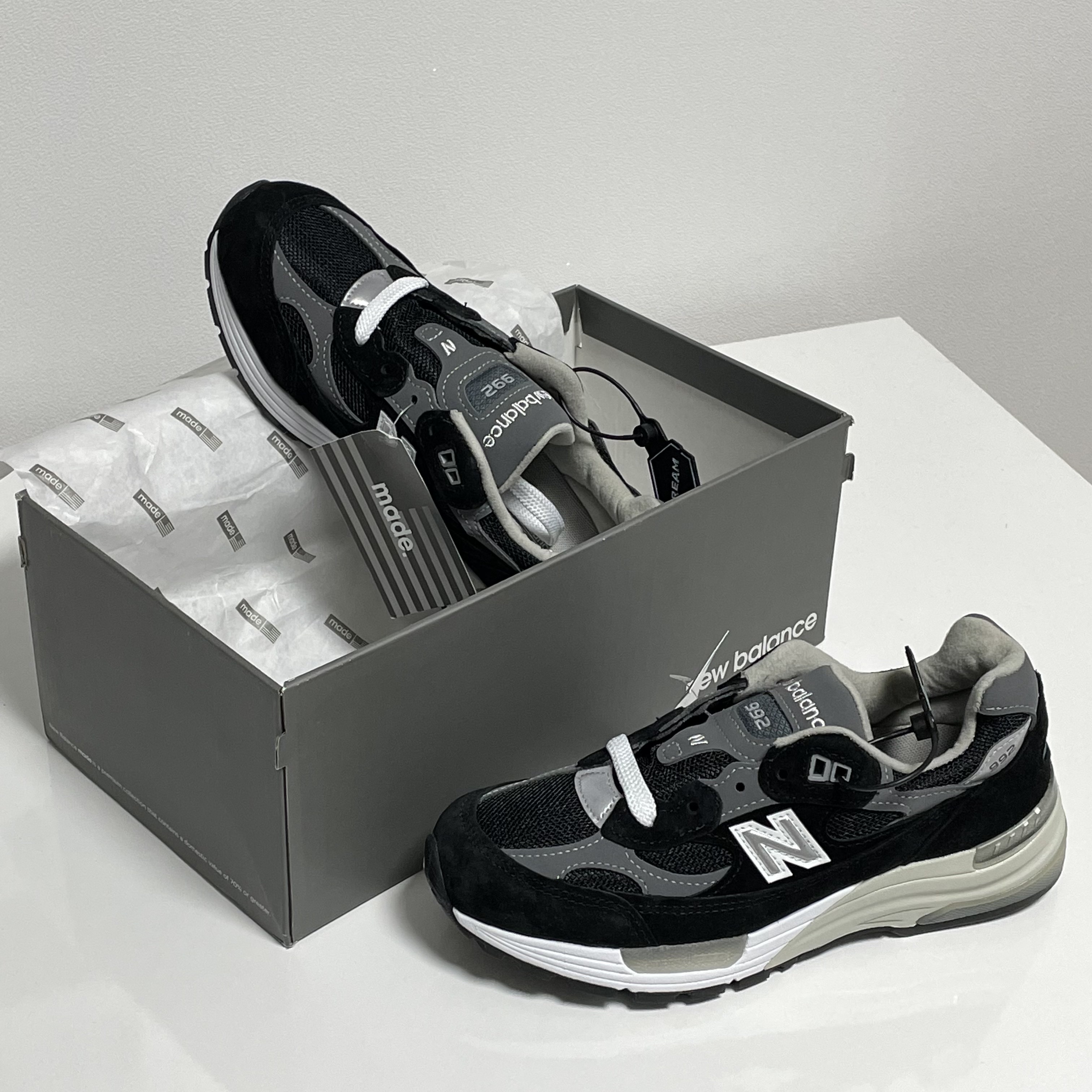 New Balance 992 Made in USA Black Grey 착용 스타일