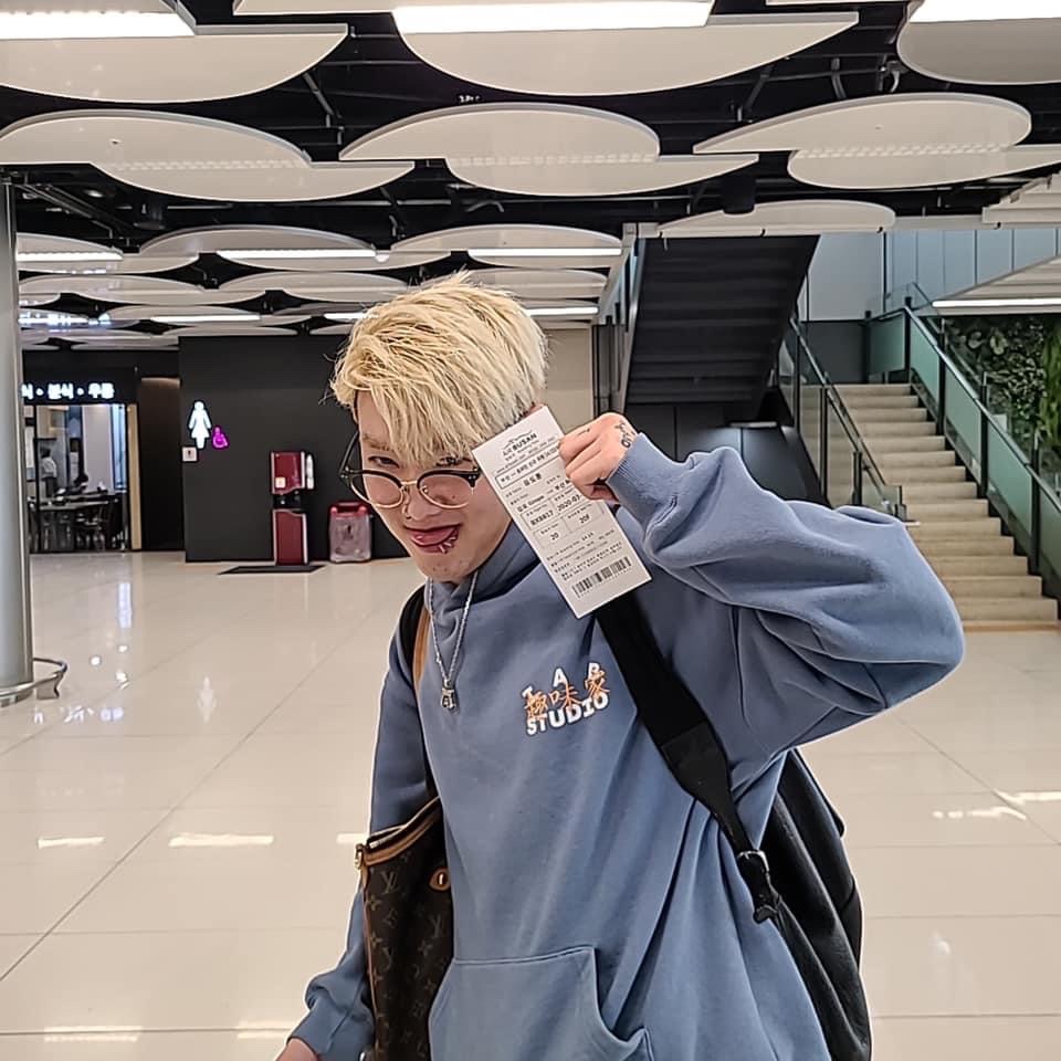 IAB Studio x Tastehouse Hoodie & Keyring Ash Blue 착용 스타일