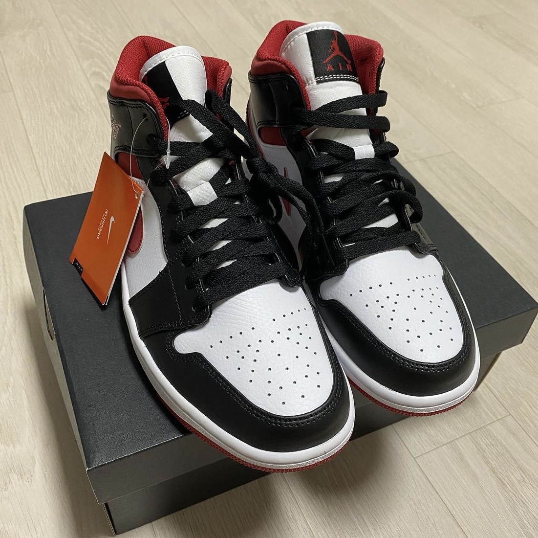Jordan 1 Mid Gym Red Black White 착용 스타일 - 4