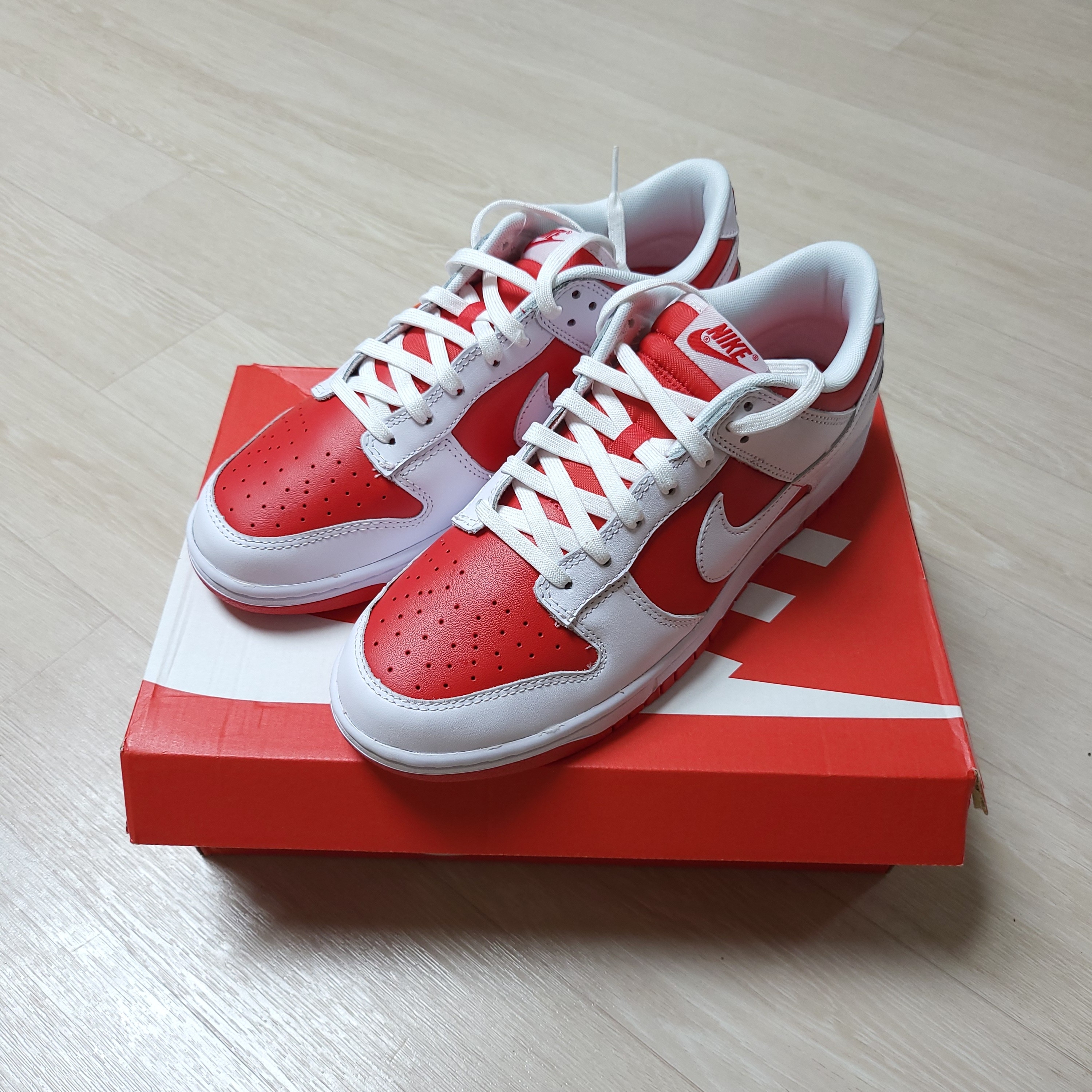 Nike Dunk Low Retro Championship Red 착용 스타일