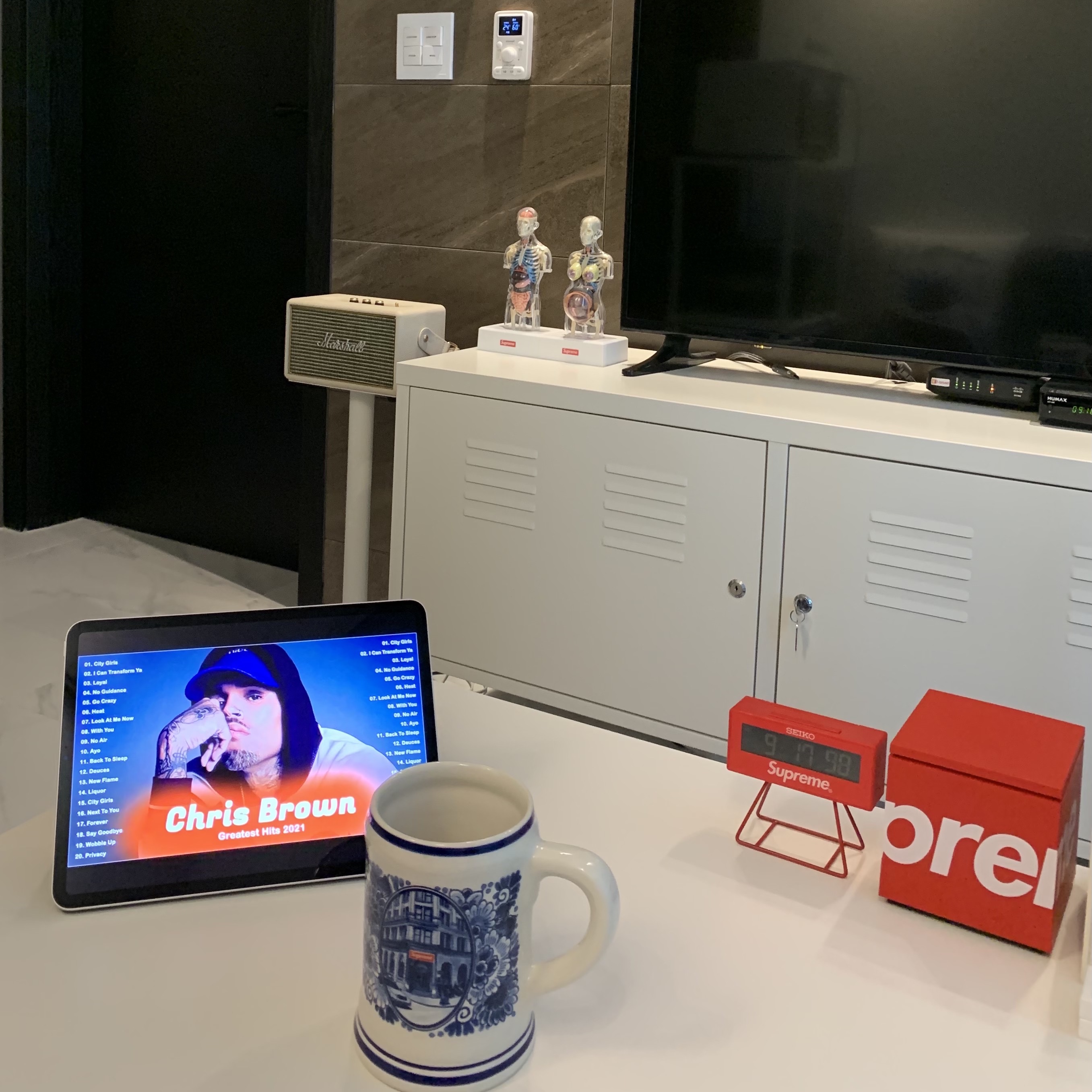 Supreme x Royal Delft 190 Bowery Beer Mugs Blue - 21SS, Supreme x Seiko Marathon Clock - 21SS 착용 스타일