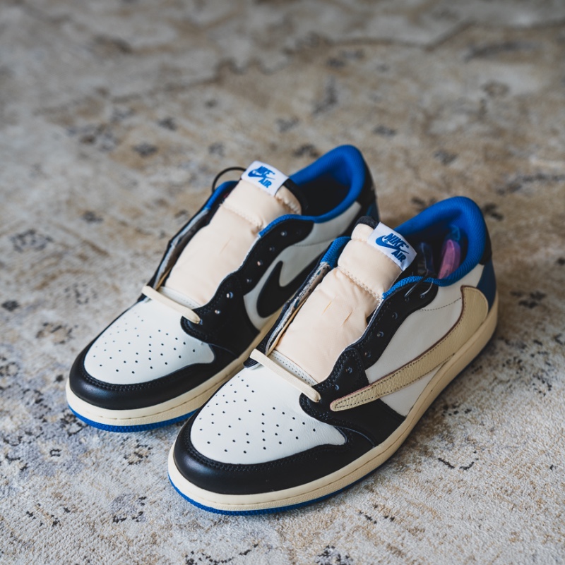 Jordan 1 x Travis Scott x Fragment Retro Low OG SP Military Blue 착용 스타일 - 2