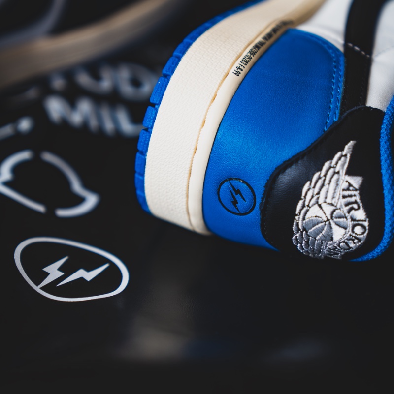 Jordan 1 x Travis Scott x Fragment Retro Low OG SP Military Blue 착용 스타일 - 4