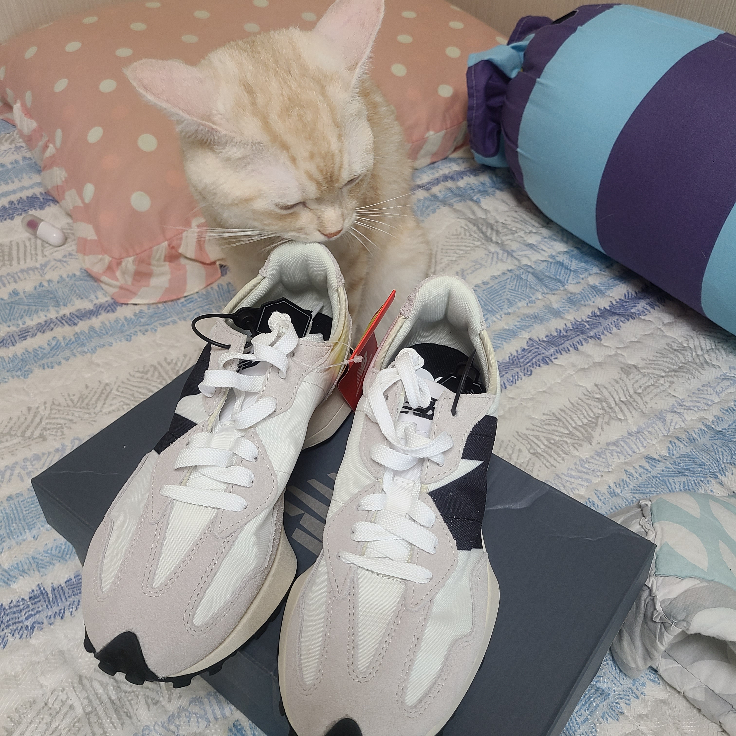 New Balance 327 White Black 착용 스타일 - 2