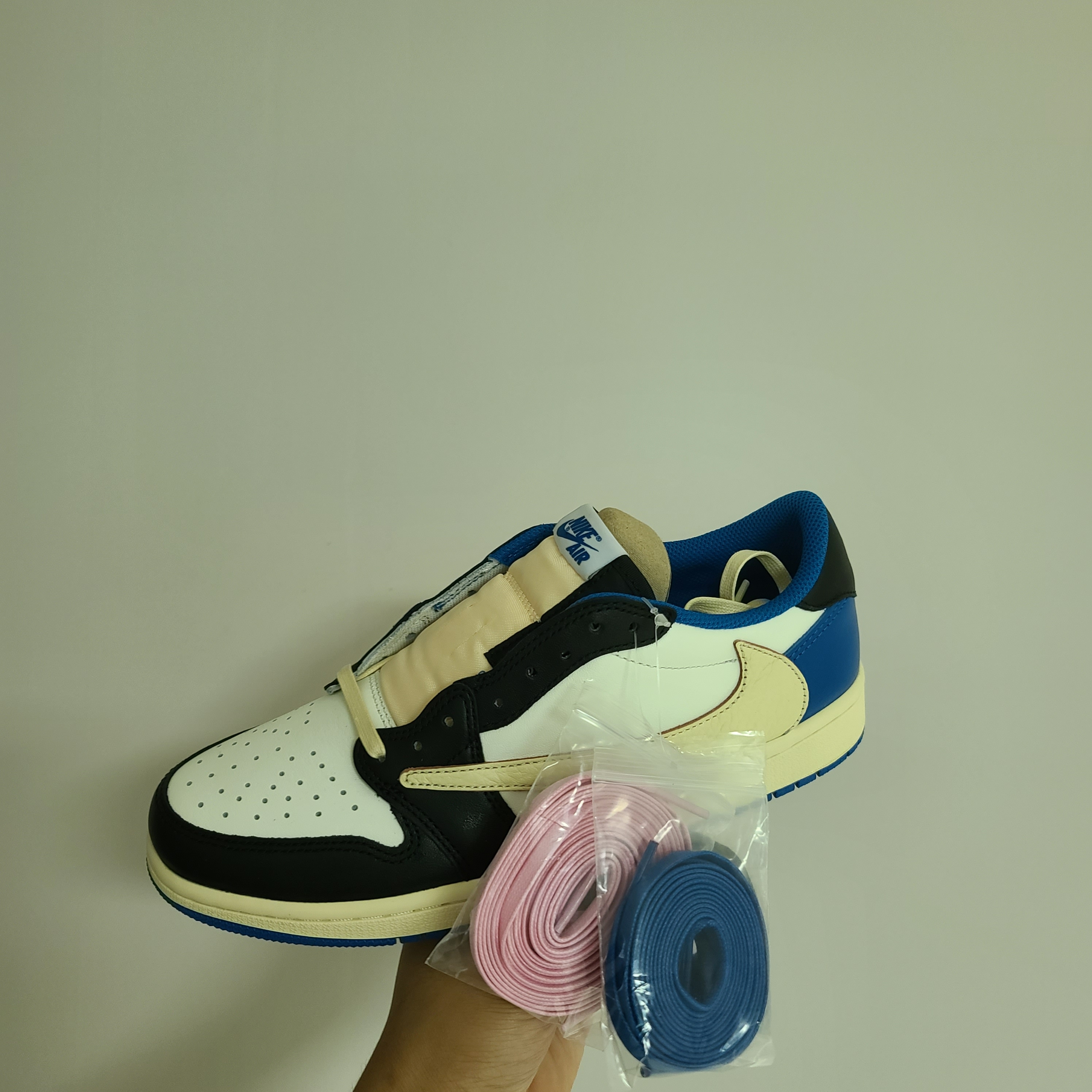 Jordan 1 x Travis Scott x Fragment Retro Low OG SP Military Blue 착용 스타일 - 2