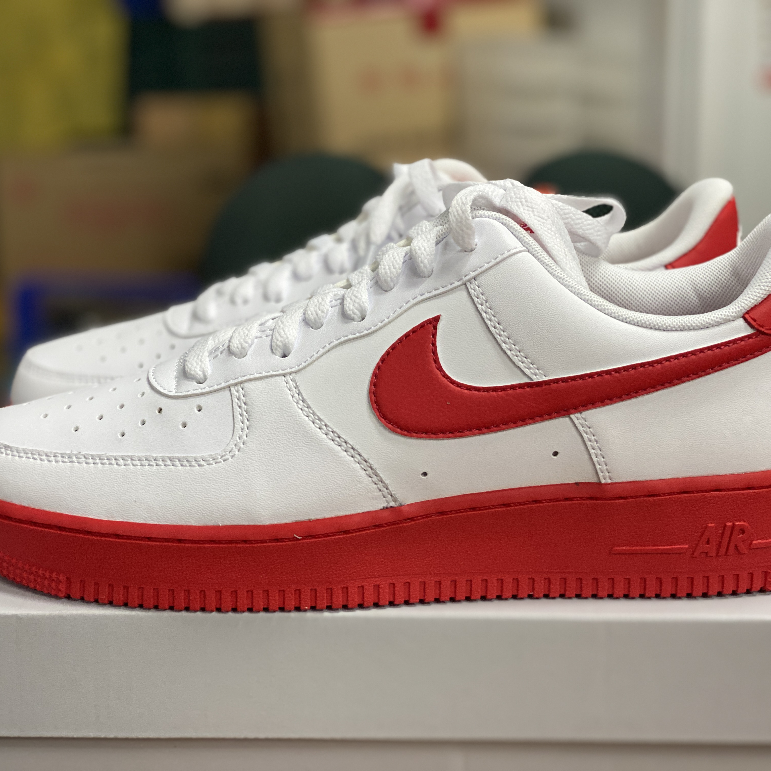 Nike Air Force 1 Low White Red Midsole 착용 스타일