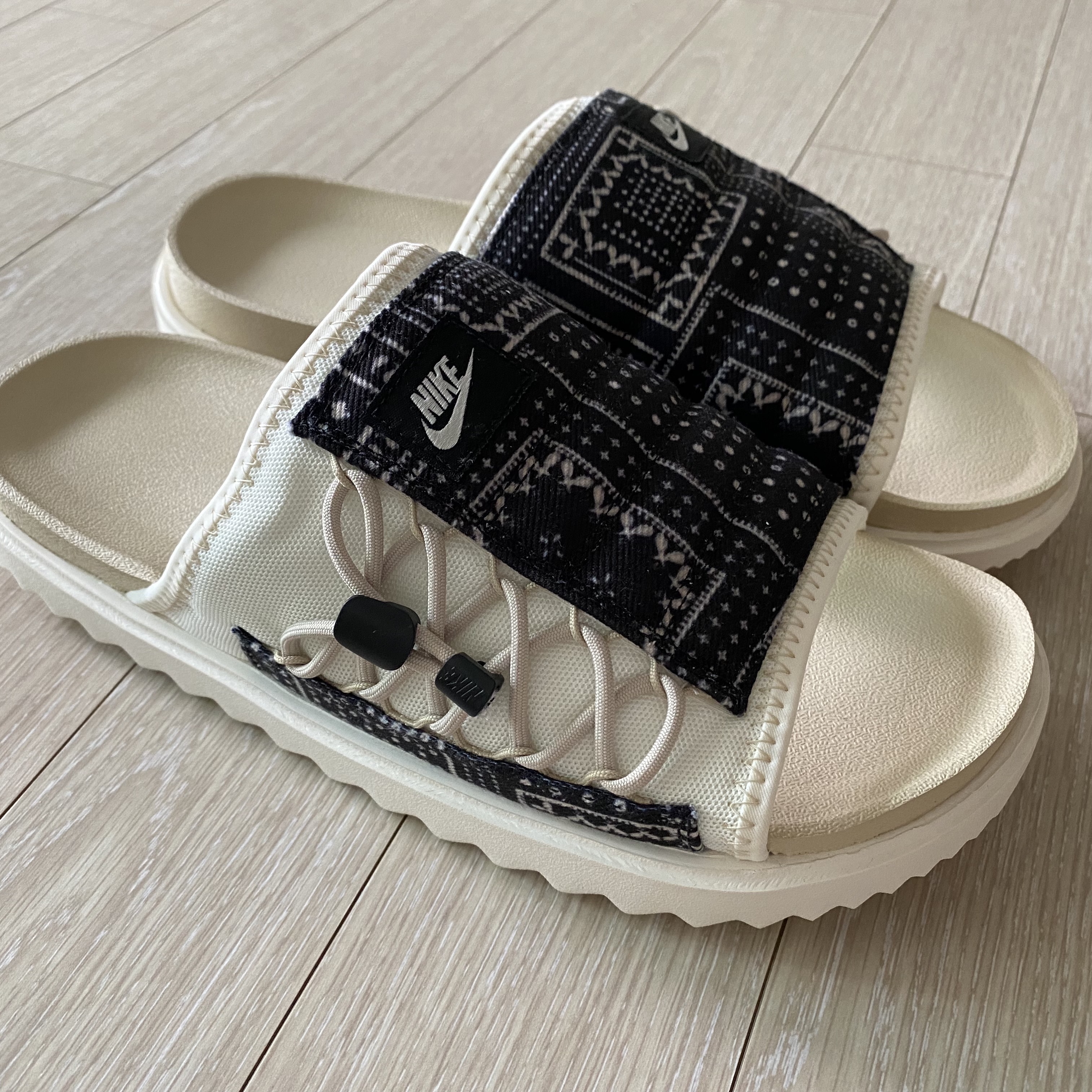 Nike Asuna Slide Pale Ivory Rattan 착용 스타일